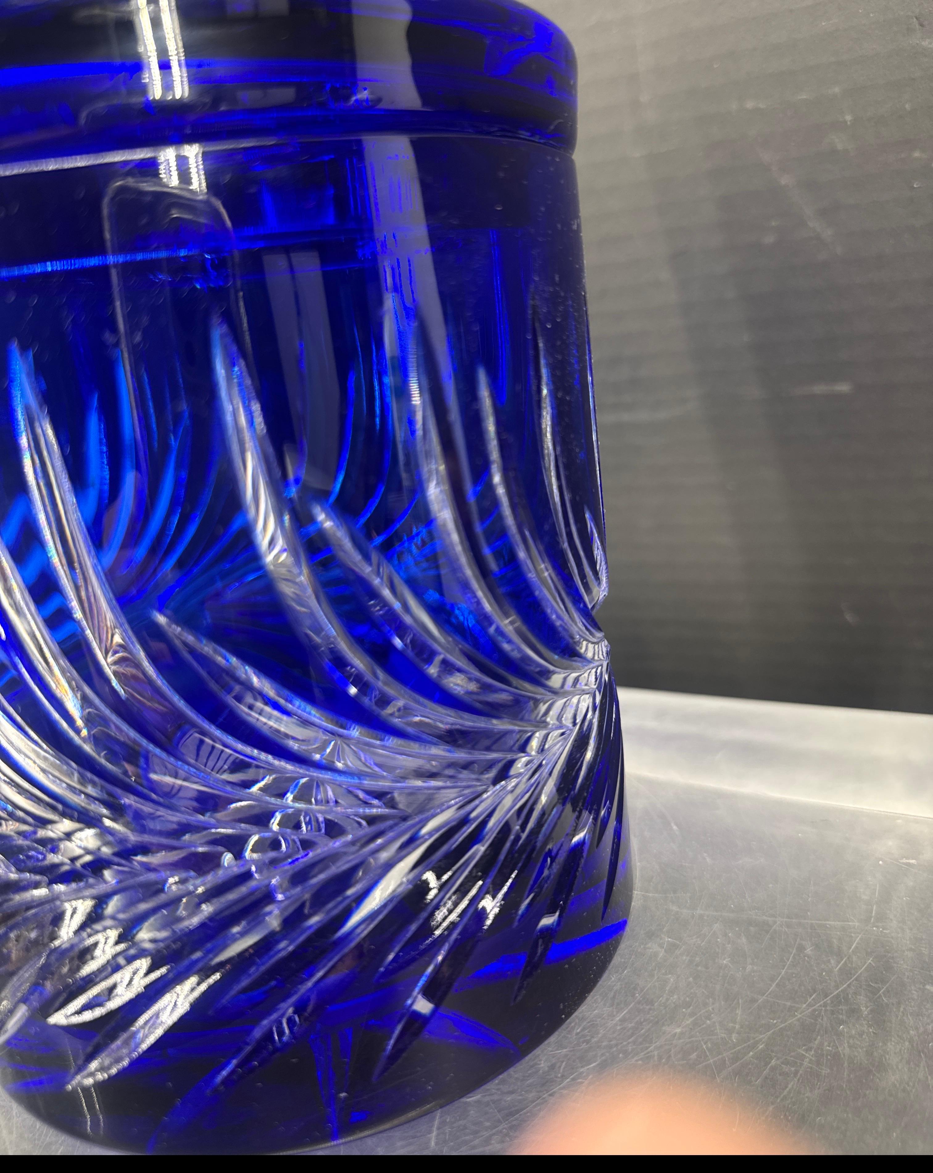 Jarre à couvercle en verre taillé bleu cobalt de Bohème Bon état - En vente à Haddonfield, NJ
