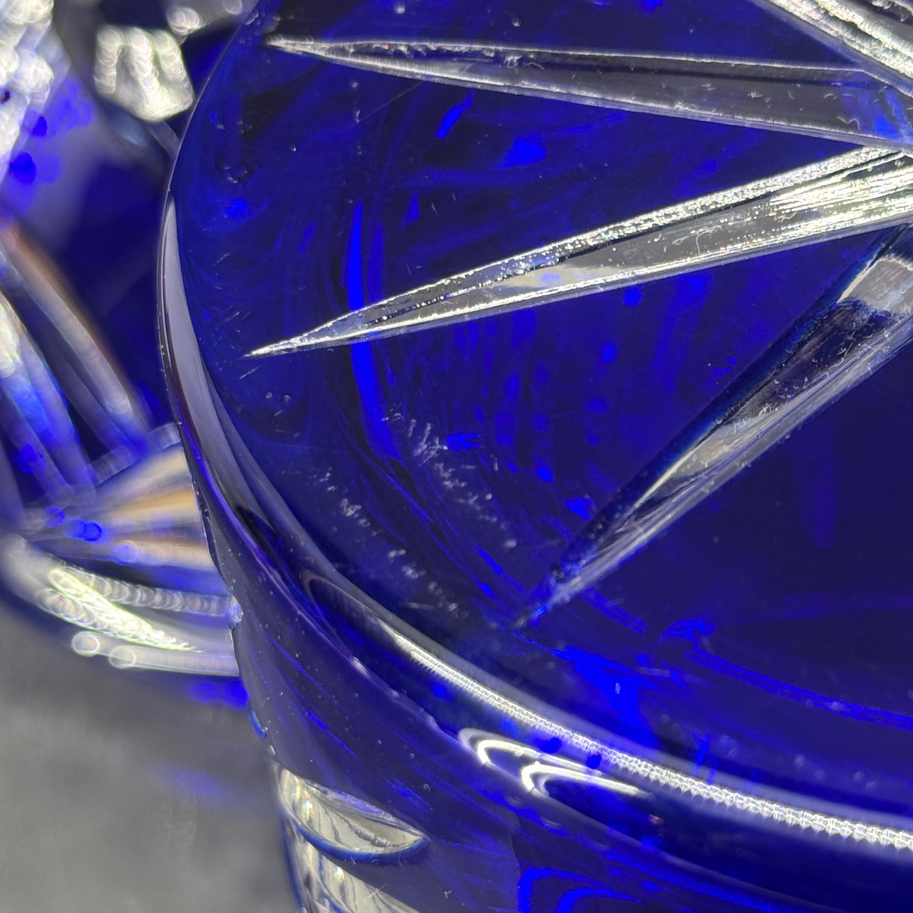 20ième siècle Jarre à couvercle en verre taillé bleu cobalt de Bohème en vente