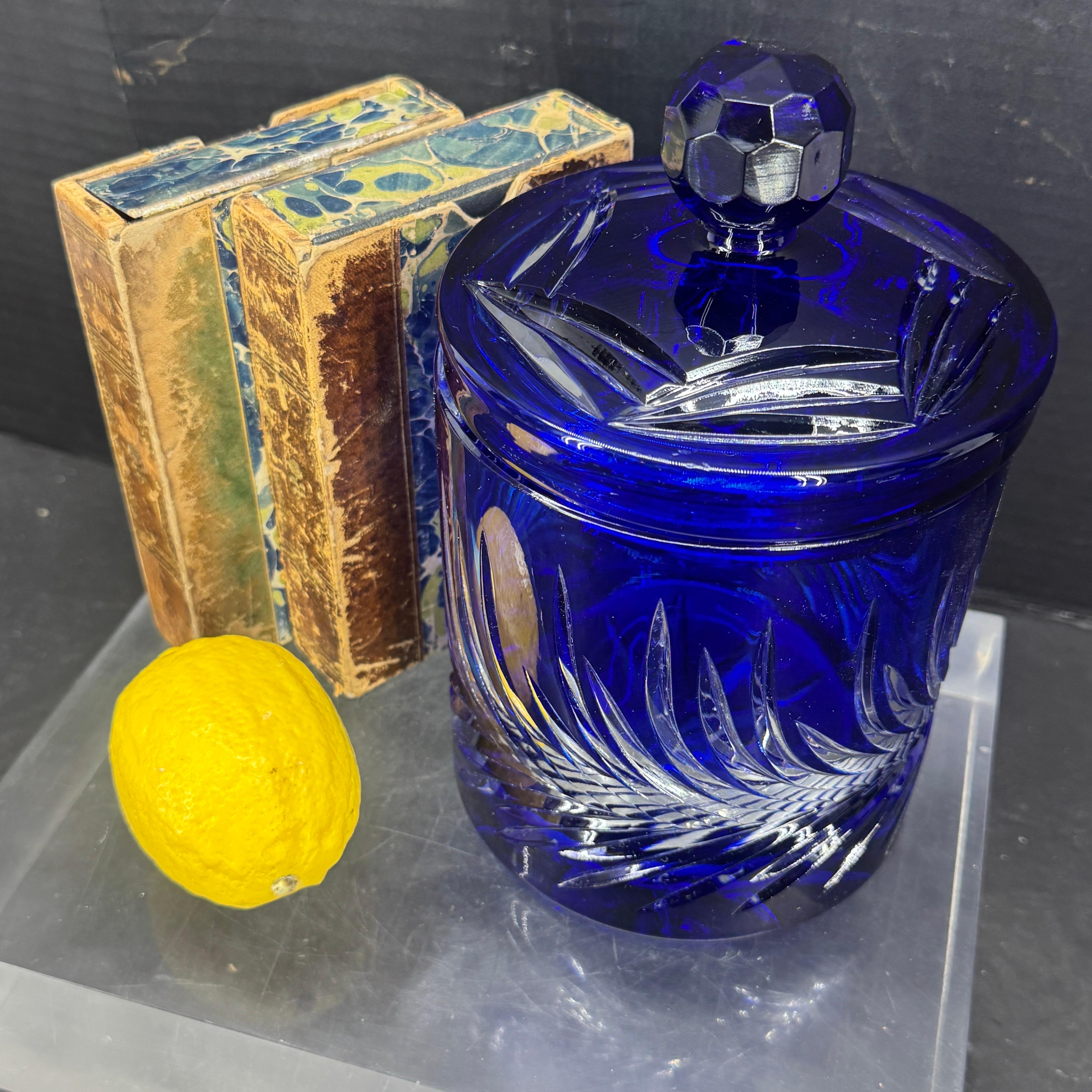 Verre d'art Jarre à couvercle en verre taillé bleu cobalt de Bohème en vente