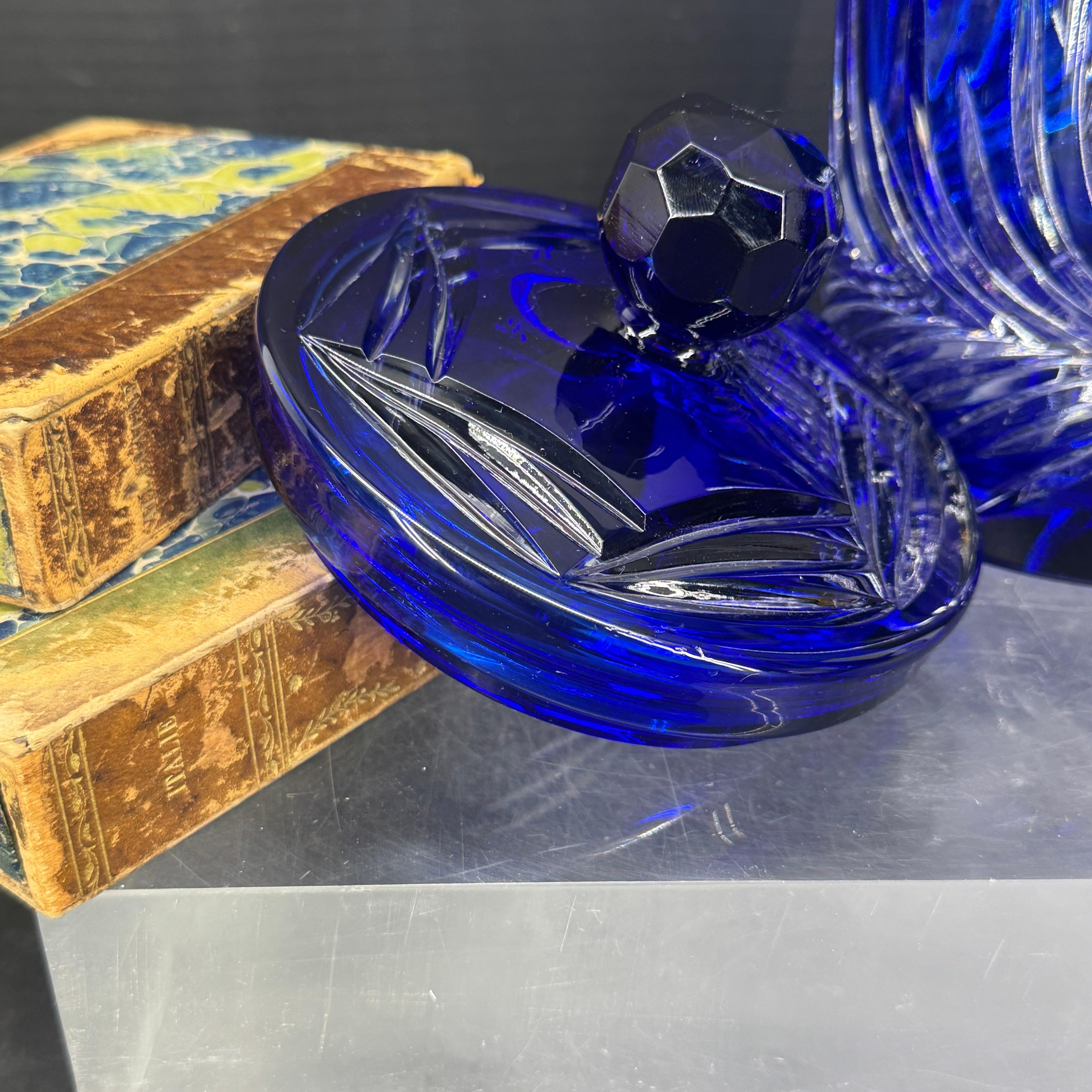 Jarre à couvercle en verre taillé bleu cobalt de Bohème en vente 1