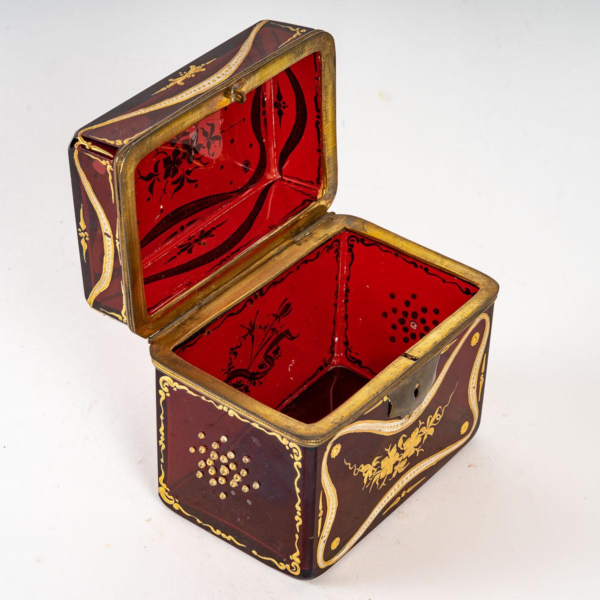 Bohemian crystal box, 19th century
Bohemian crystal box, white and gold enameled, circa 1880, Napoleon III period, mounted with gilt brass.
Measures: h: 10.5 cm, w: 11.5 cm, d: 7.5 cm.
 