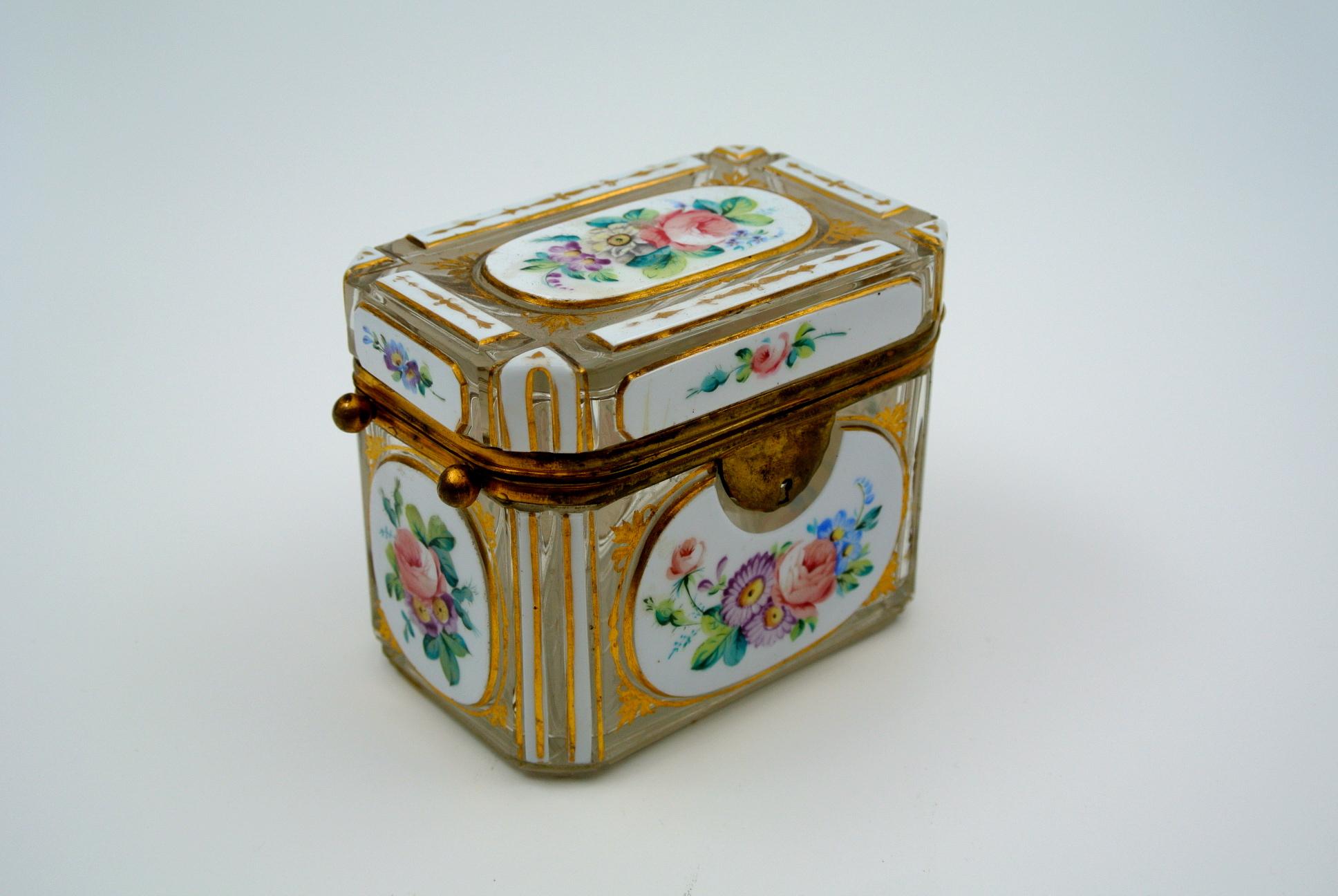 White Bohemian crystal box with white overlay and enameled flowers, small break on the side of the lid not very visible, 19th century, Napoleon III.

Measures: H 9cm, L 11cm, W 11cm, D 7.5cm.
