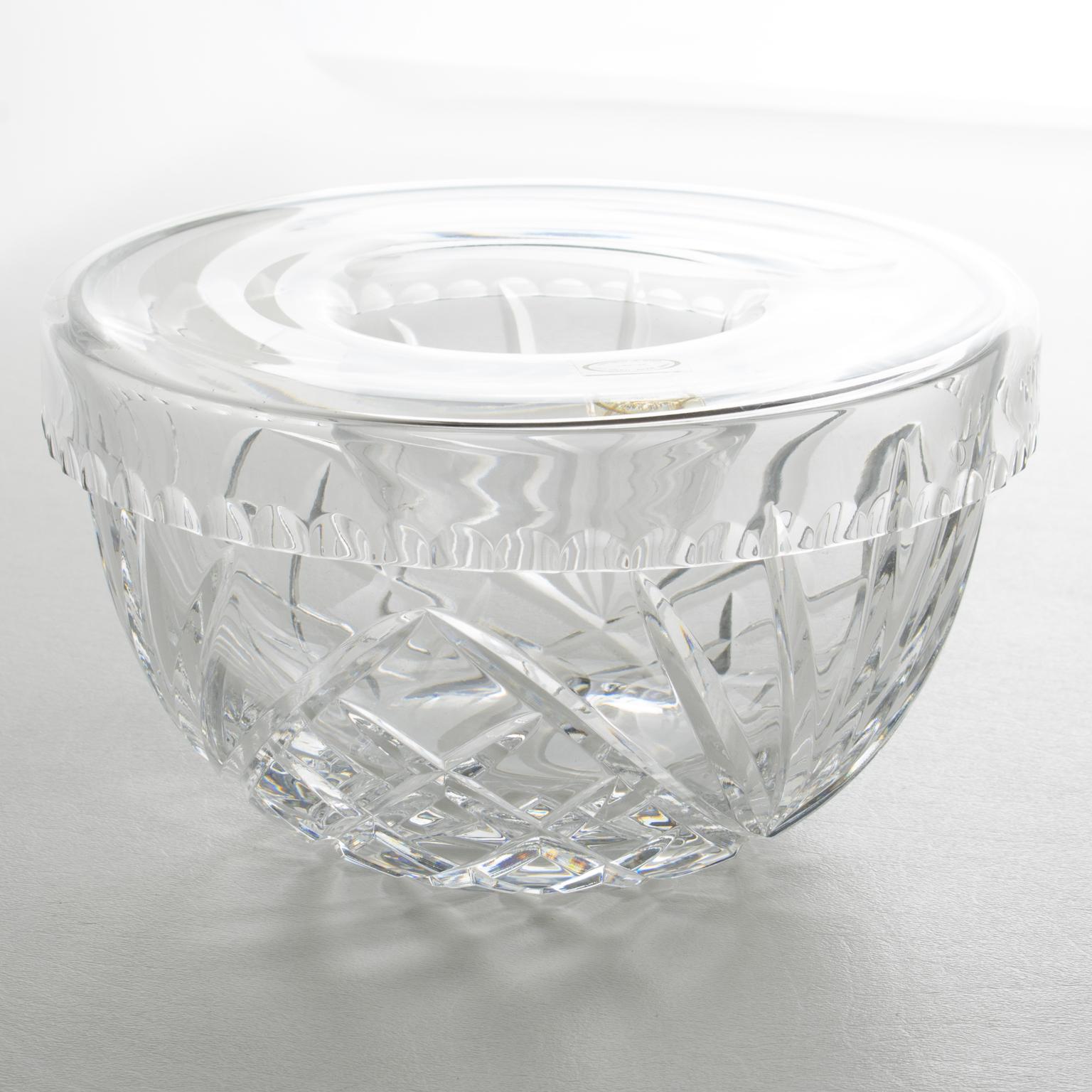 Este hermoso cuenco, plato o enfriador de cristal para servir caviar fue diseñado en Hungría. Esta pieza bohemia se fabricó hacia 1980. El cuenco servidor tiene una forma refinada y minimalista, con un recipiente de cristal redondeado para el hielo