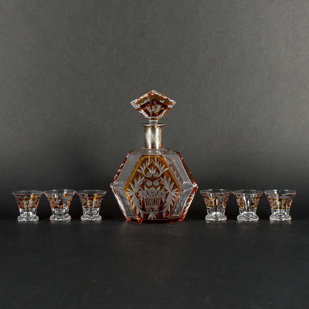 Böhmische Kristallkaraffe mit Silberbeschlägen, Art Deco Tschechisches Design mit 6 Gläsern
Ein außergewöhnliches tschechisch-böhmisches Kristall-Likörset aus der Zeit des Art déco, das die berühmte Glasmacherkunst der Region zeigt. Das Set besteht