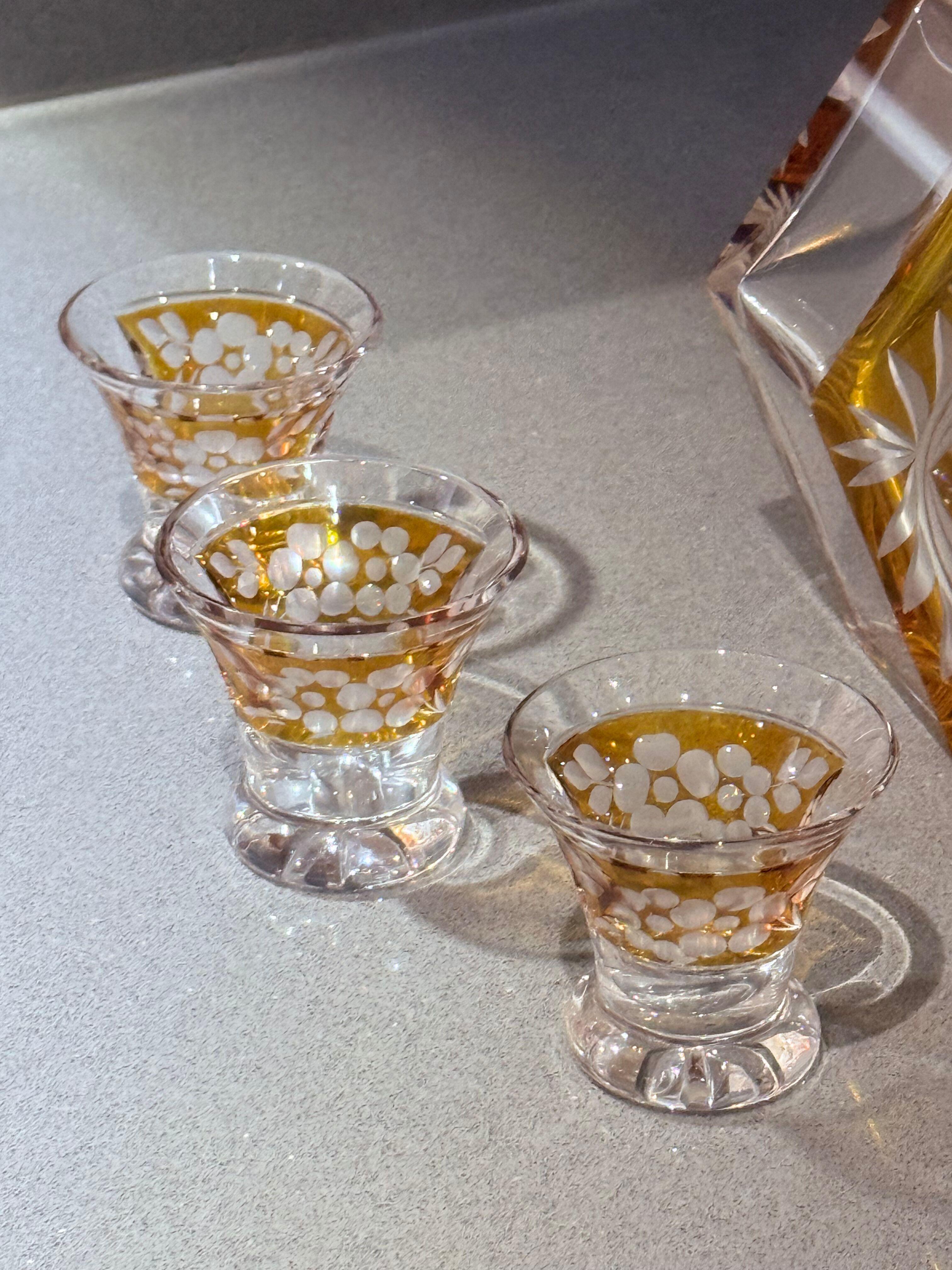 Böhmische Kristallkaraffe Set Silberbeschläge, Art Deco Tschechisches Design 6 Gläser (Vergoldung) im Angebot