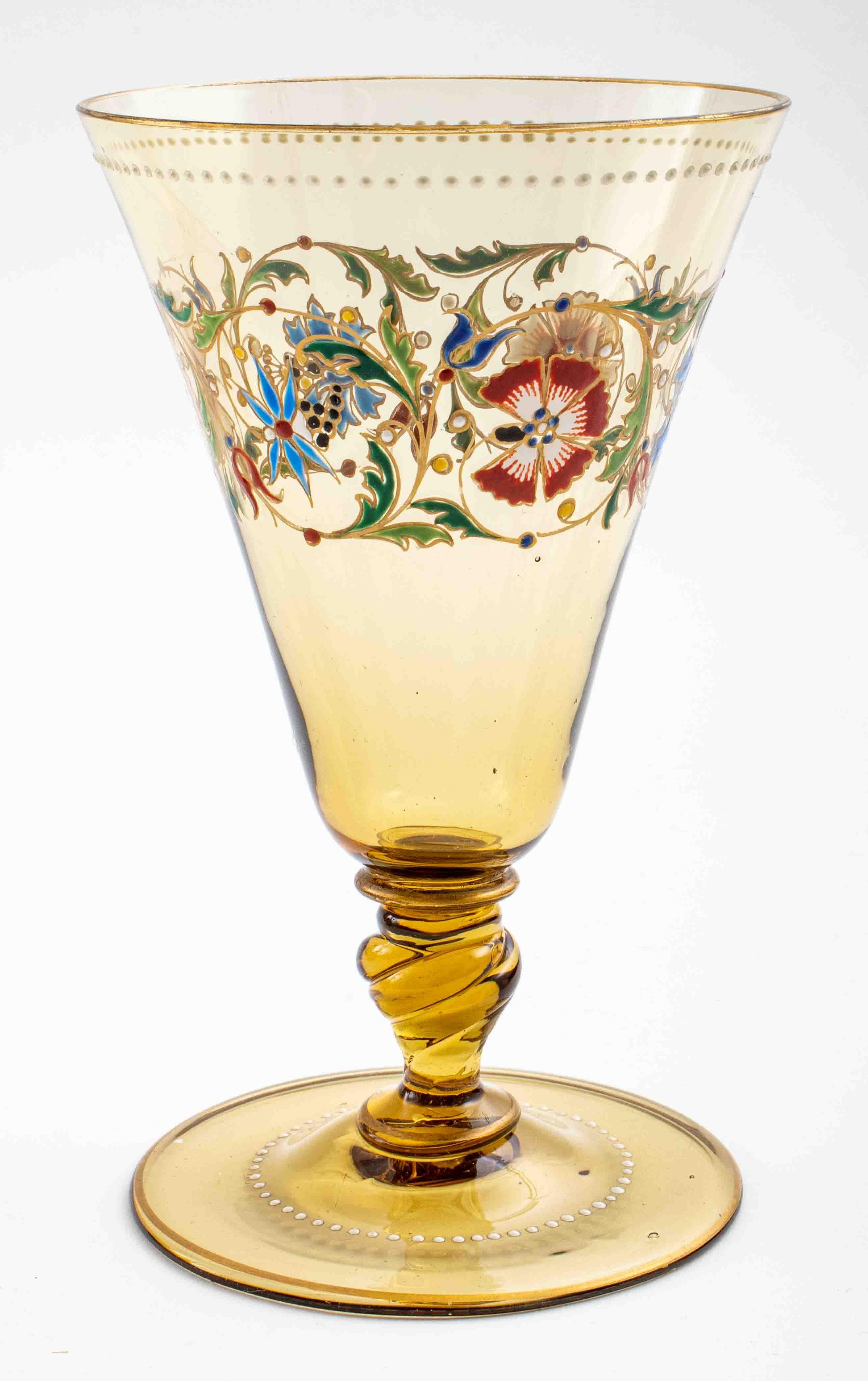 Deux carafes et un gobelet en verre de cristal de Bohème émaillé peint, non marqués. 9.5