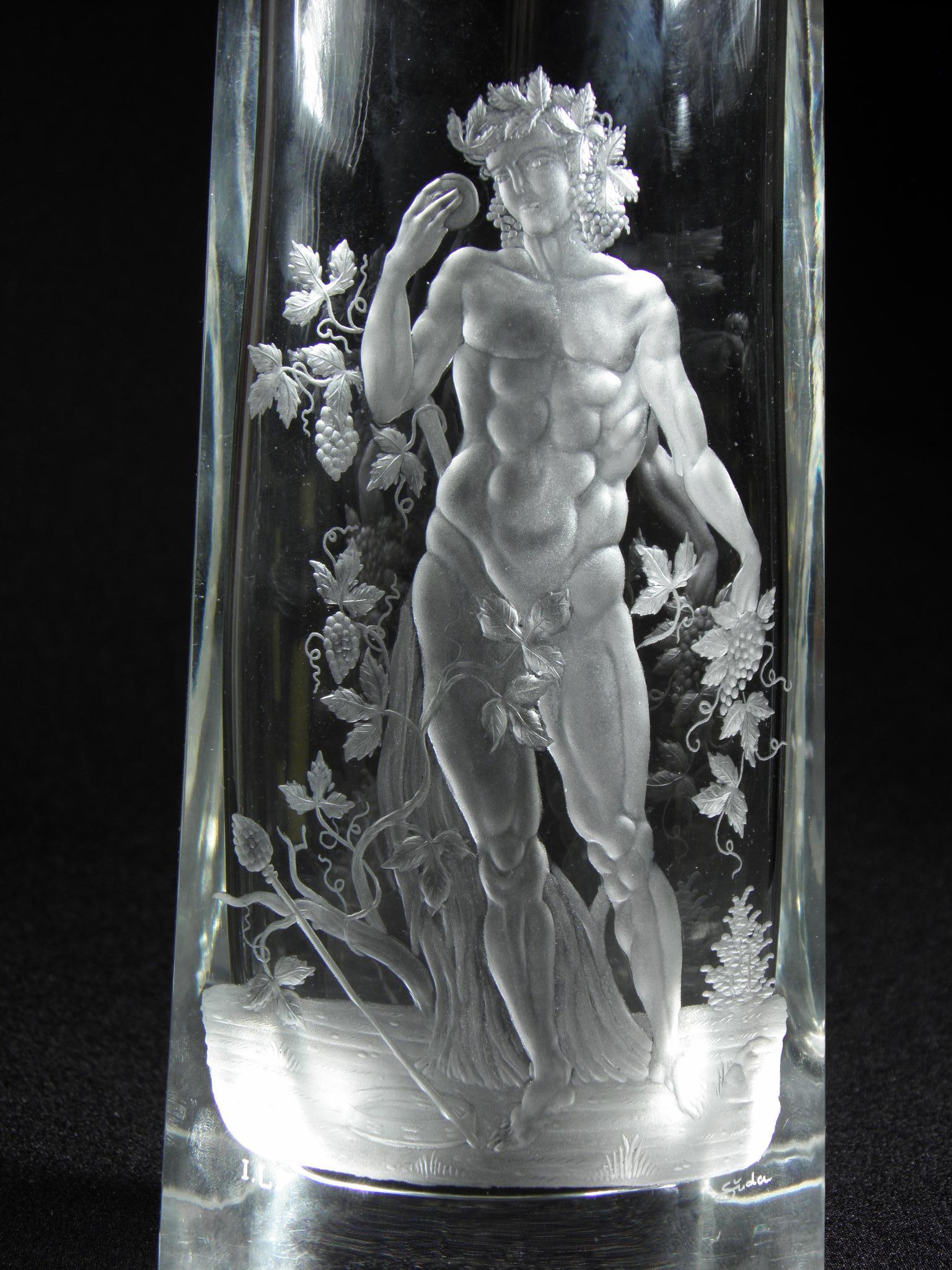 Belle pièce solitaire de verre de cristal tchèque du 20e siècle. Le vase est soufflé à la main, les bords coupés et avec une gravure artistique figurative d'un jeune Bacchus.