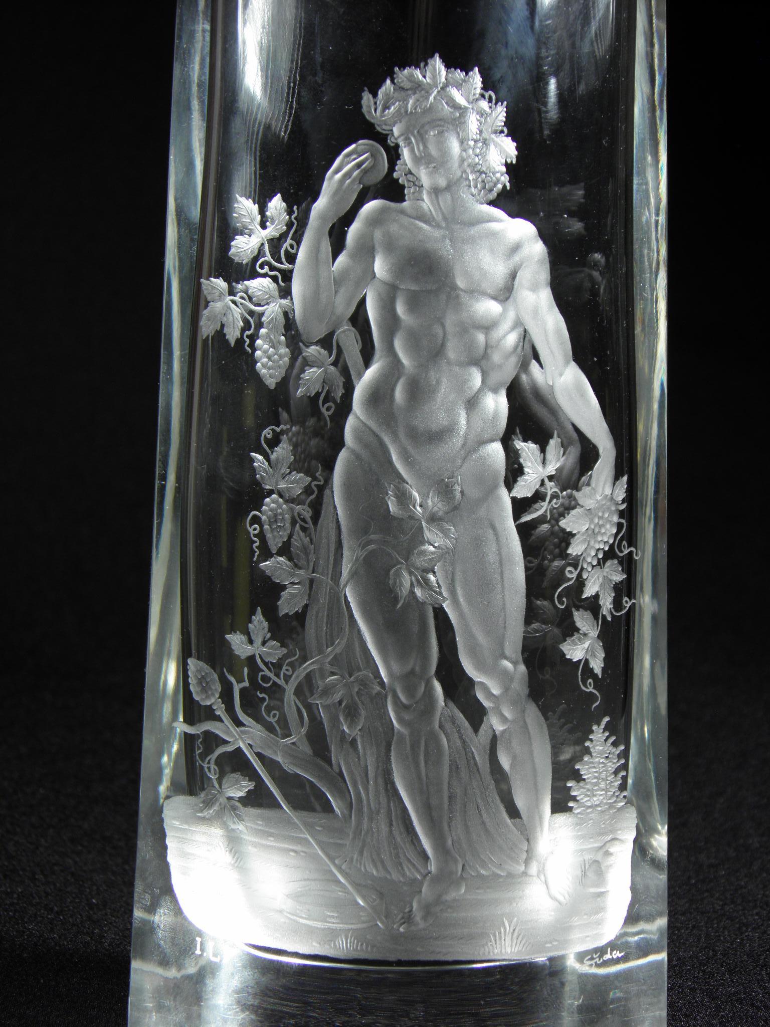 Bellissimo pezzo solitario di vetro di cristallo ceco del XX secolo. Il vaso è soffiato a mano, con bordi tagliati e un'artistica incisione figurata di un giovane Bacco.