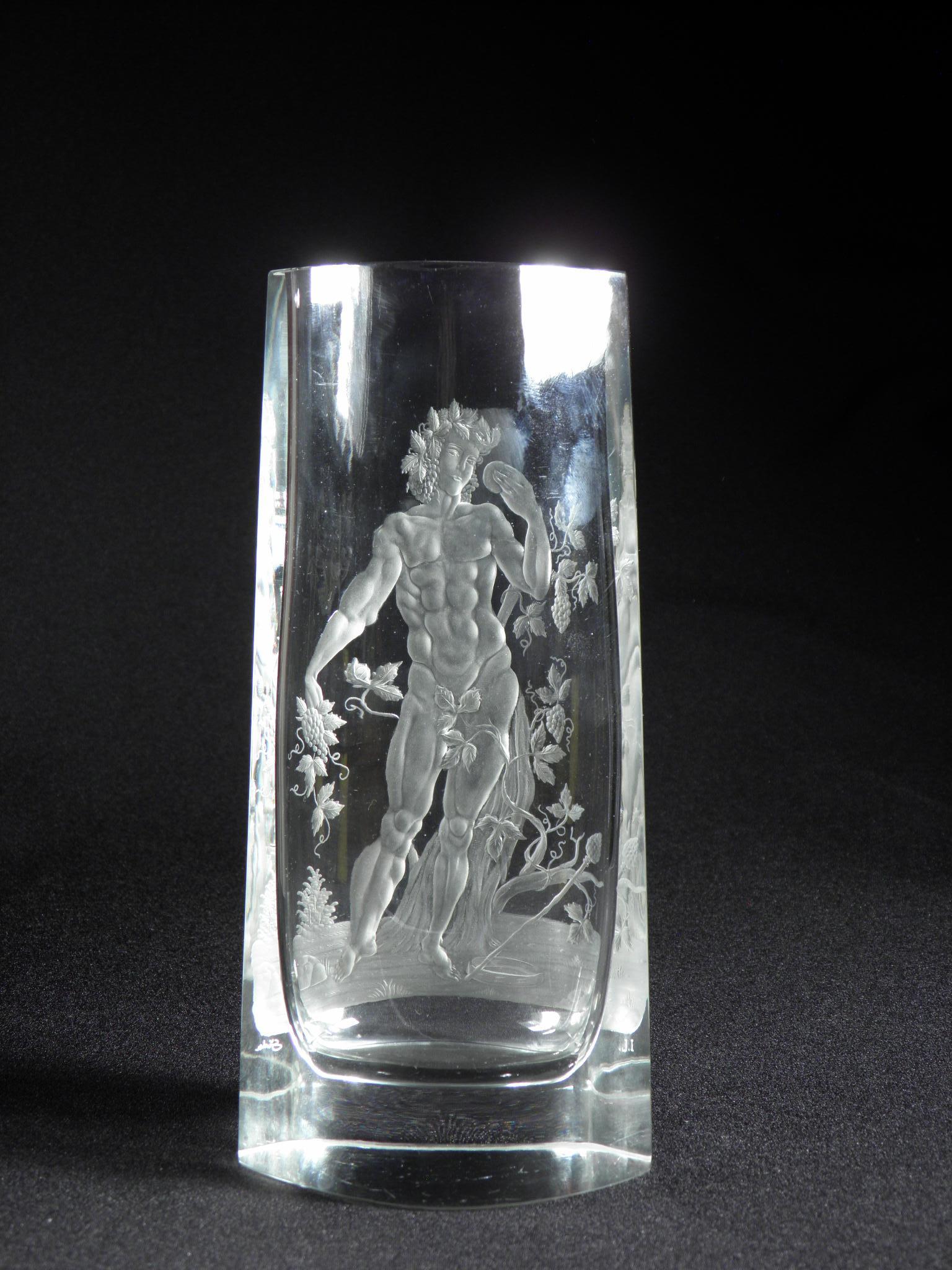 Art Nouveau Vaso di cristallo di Boemia con incisione Bacco, XX secolo in vendita