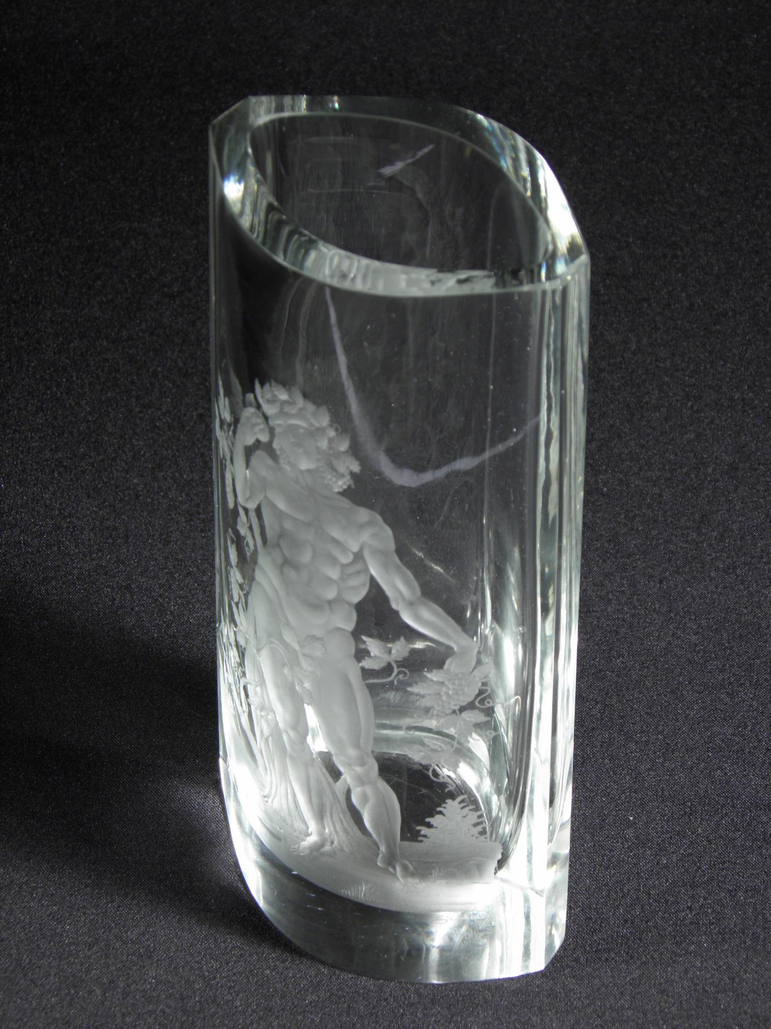 Vaso di cristallo di Boemia con incisione Bacco, XX secolo In condizioni ottime in vendita a Nový Bor, CZ