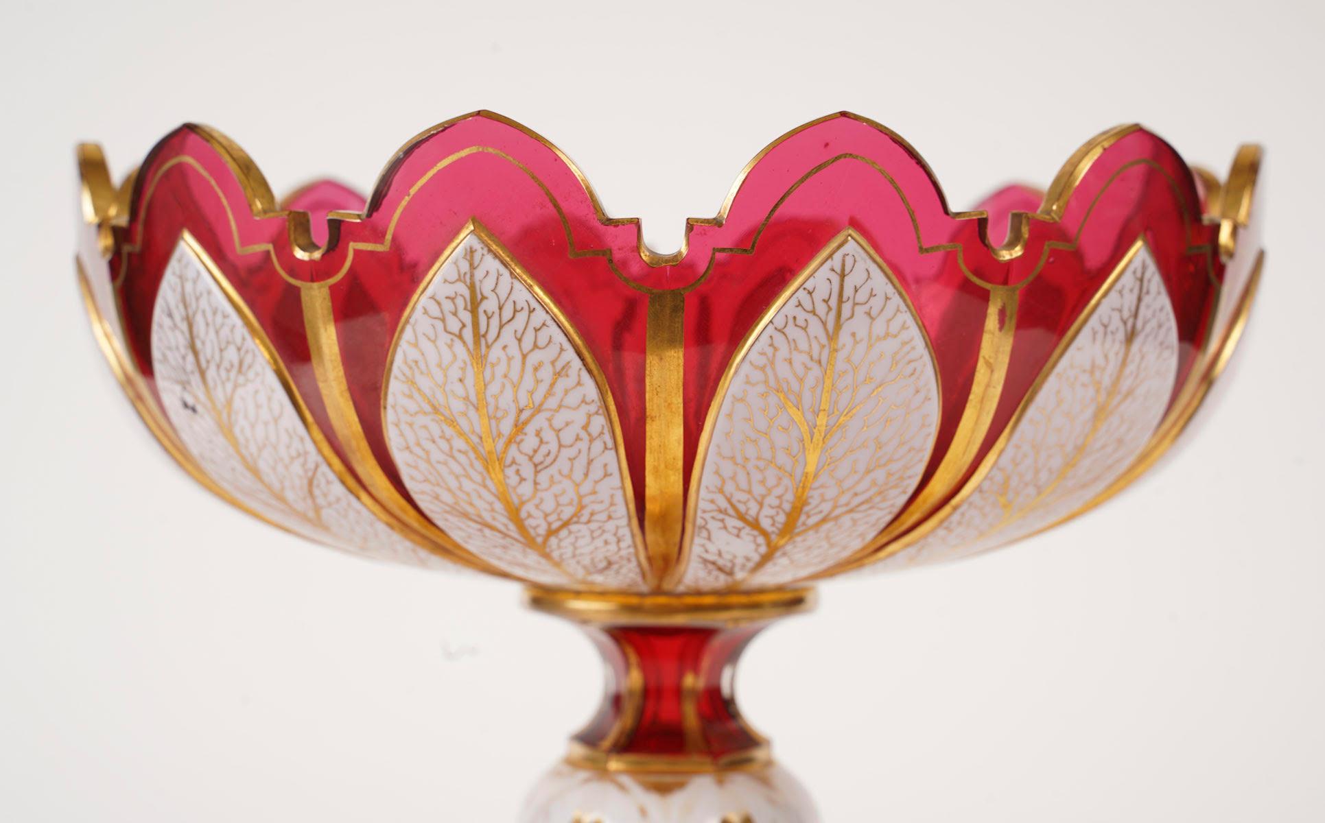 Ciotola in cristallo di Boemia, XIX secolo, periodo Napoleone III.

Ciotola in cristallo del periodo di Napoleone III, XIX secolo, in cristallo rosso e bianco di Boemia.
H. H. 24,5 cm. D: 23,5 cm