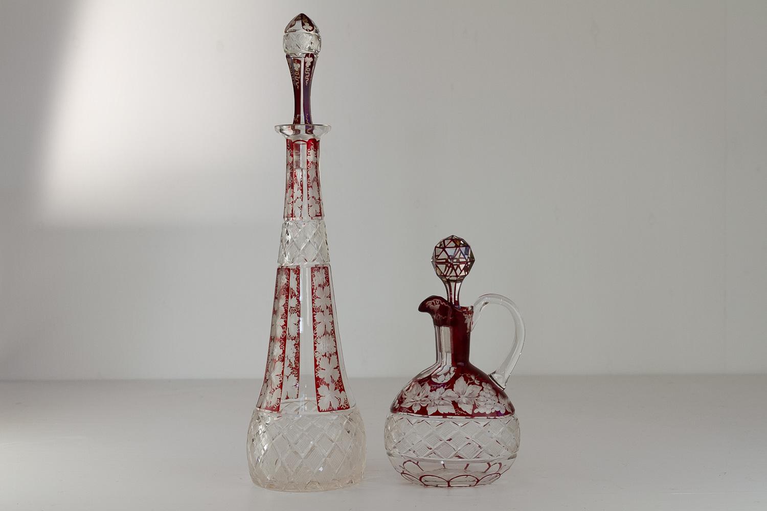 Decantadores Bohemios de Cristal Rubí con Hojas de Vino, Años 20. Juego de 2. 

Pareja de decantadores checos de Bohemia de vidrio transparente con tapones originales de ajuste firme. Adornos rojos con uvas y hojas de vino.

Medidas de la jarra