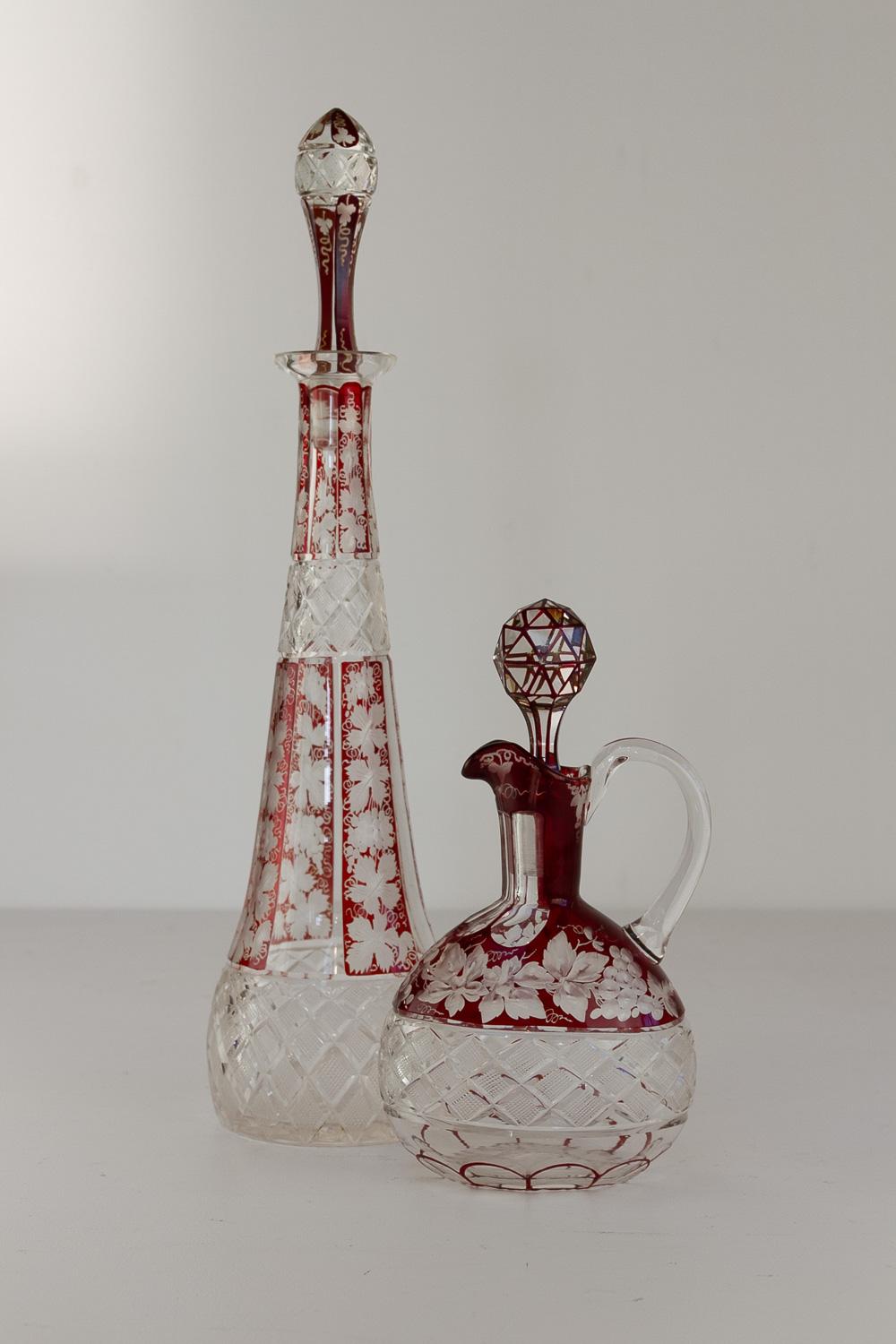 Decantadores Bohemios de Cristal Rubí con Hojas de Vino, Años 20. Juego de 2. Checo en venta