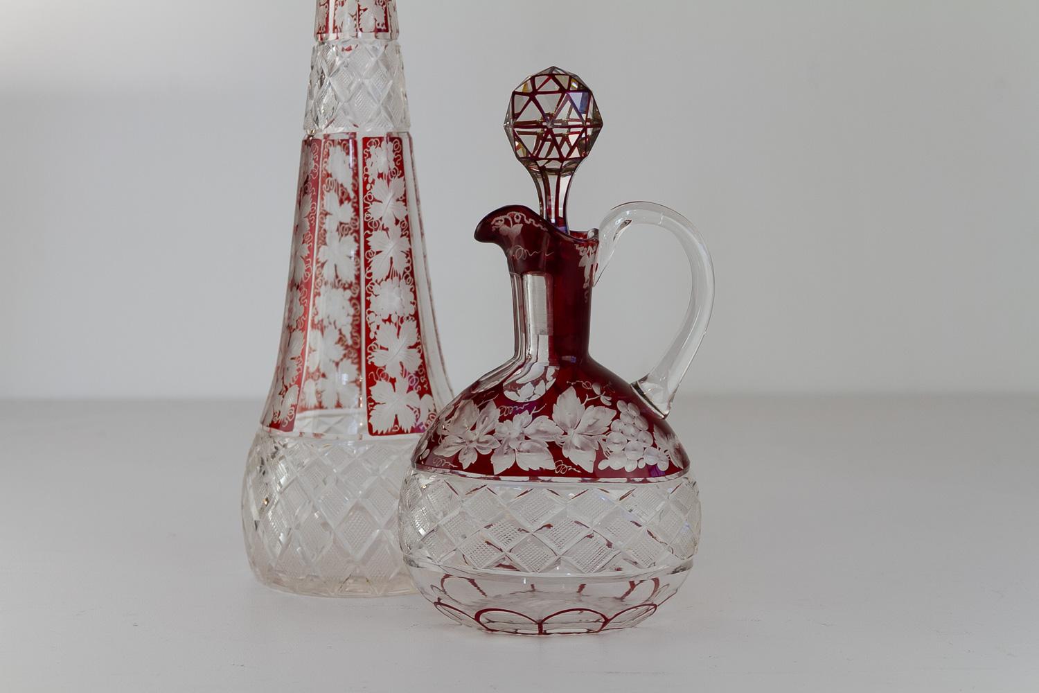 Decantadores Bohemios de Cristal Rubí con Hojas de Vino, Años 20. Juego de 2. en Bueno estado para la venta en Asaa, DK