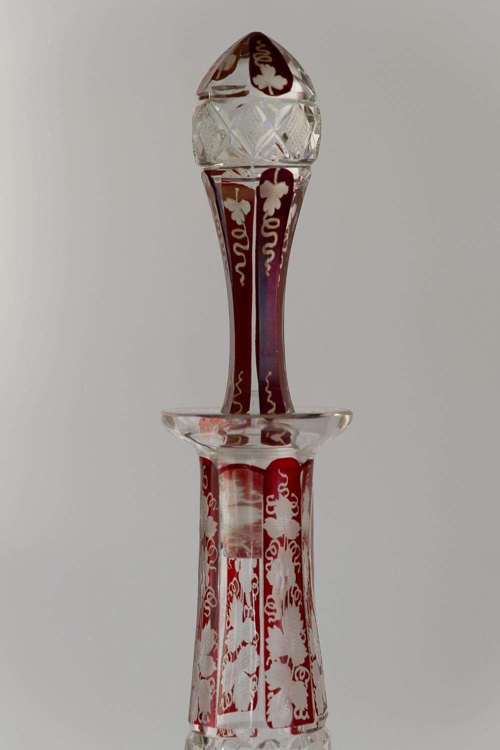 Decantadores Bohemios de Cristal Rubí con Hojas de Vino, Años 20. Juego de 2. principios del siglo XX en venta