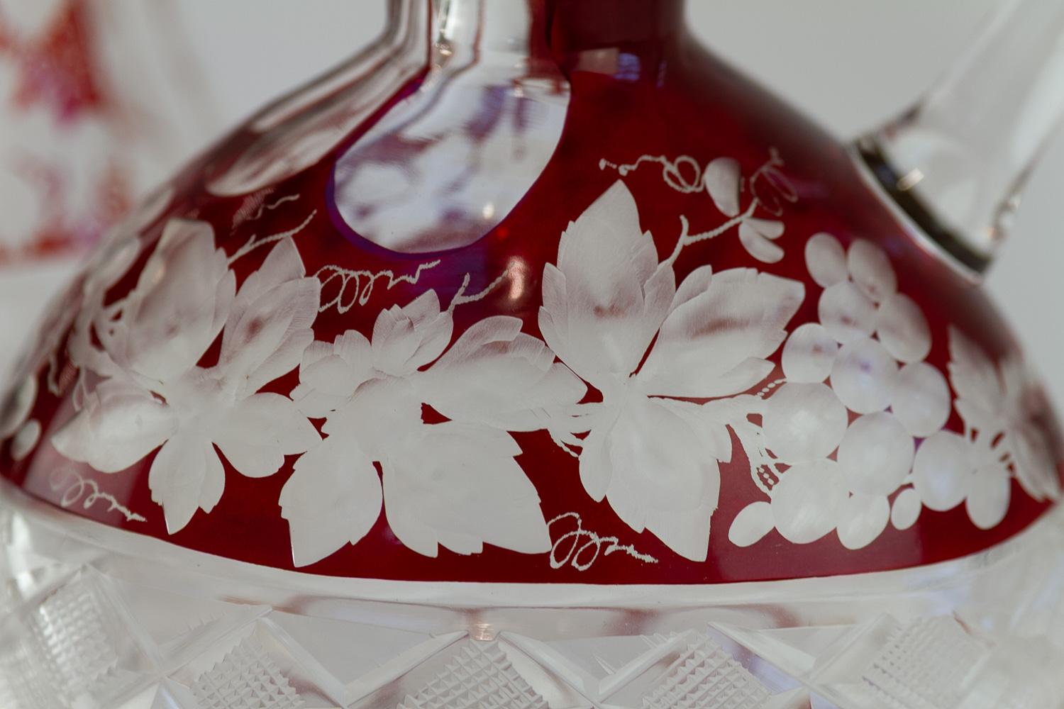 Decantadores Bohemios de Cristal Rubí con Hojas de Vino, Años 20. Juego de 2. en venta 1