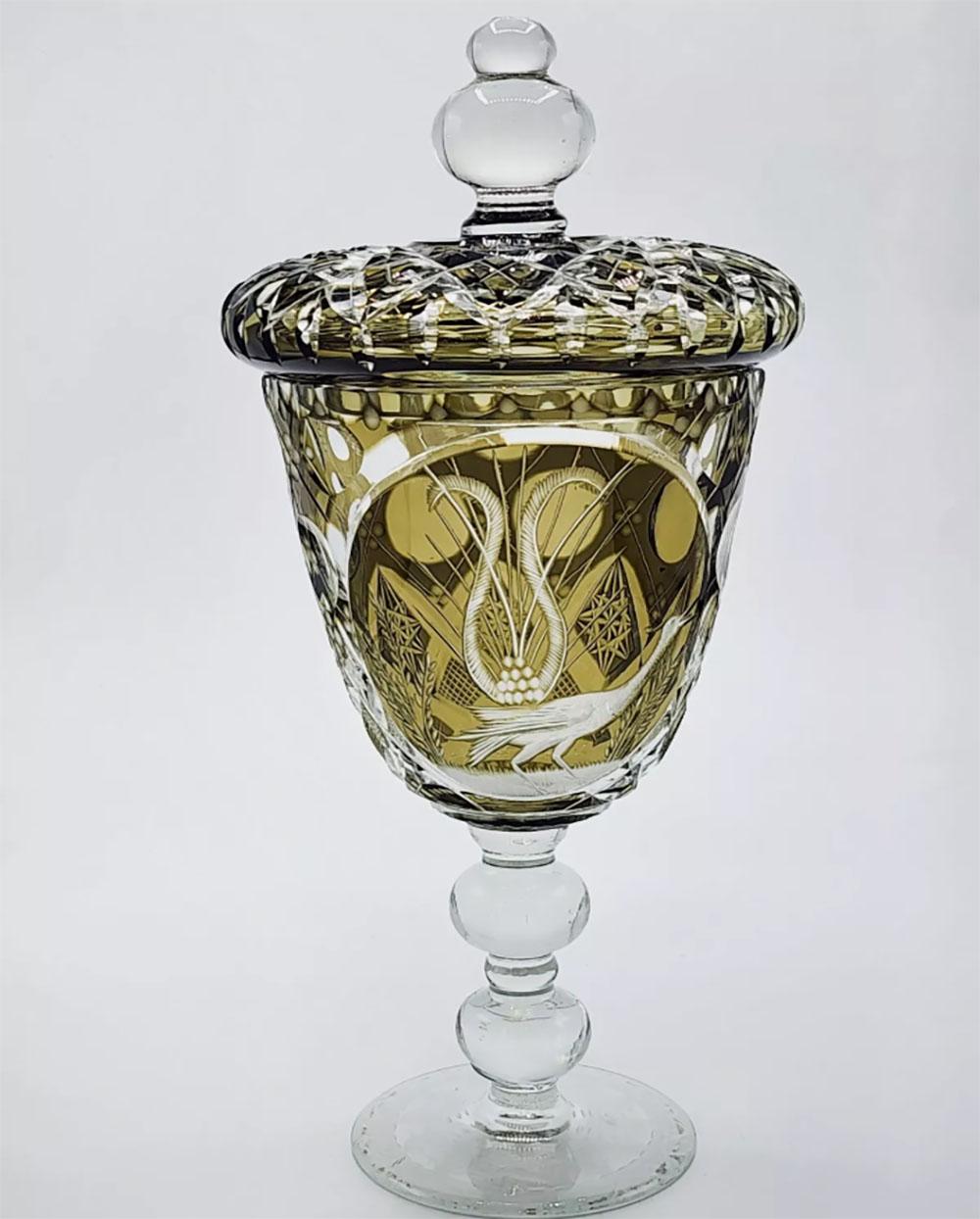 Bonbonnière en cristal taillé de Bohème émaillée en vert
Cette bonbonnière en cristal de Bohème est une pièce d'artisanat qui allie fonctionnalité et beauté. Sa forme sphérique, légèrement ovale à la base, lui confère stabilité et classicisme. Le