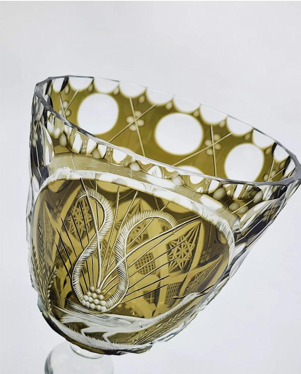 Verre d'art Boîte à bonbons de Bohème émaillée en vert en vente