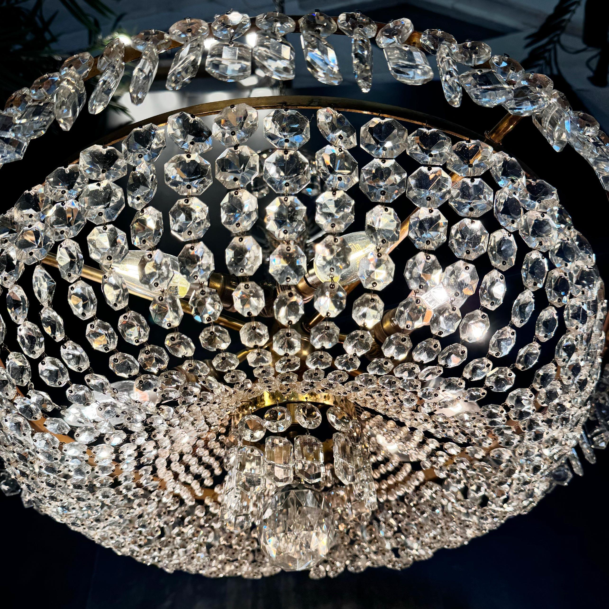 Lampadario a cesto a più livelli in cristallo tagliato di Boemia, CIRCA 1920 in vendita 2