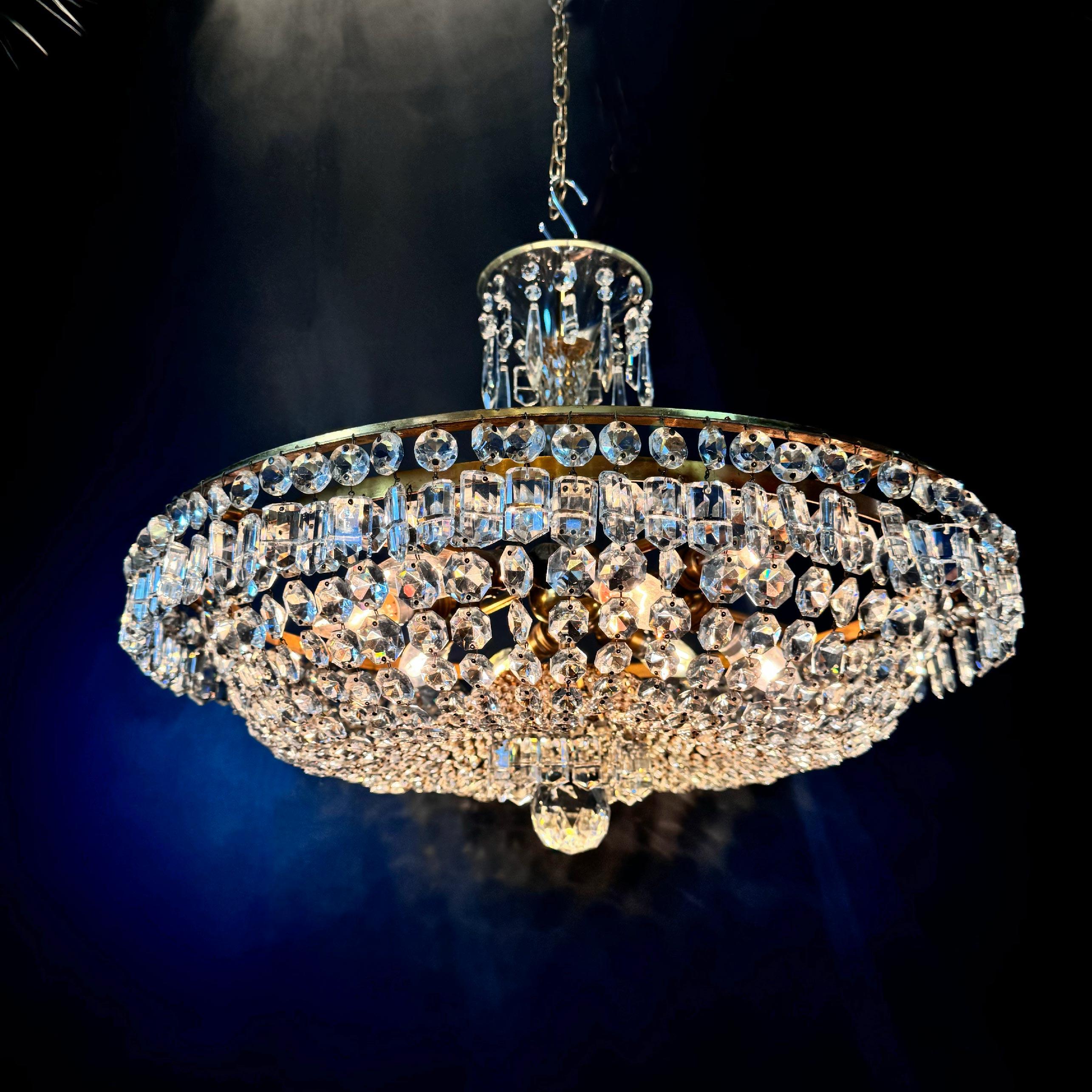 Lampadario a cesto a più livelli in cristallo tagliato di Boemia, CIRCA 1920 in vendita 5