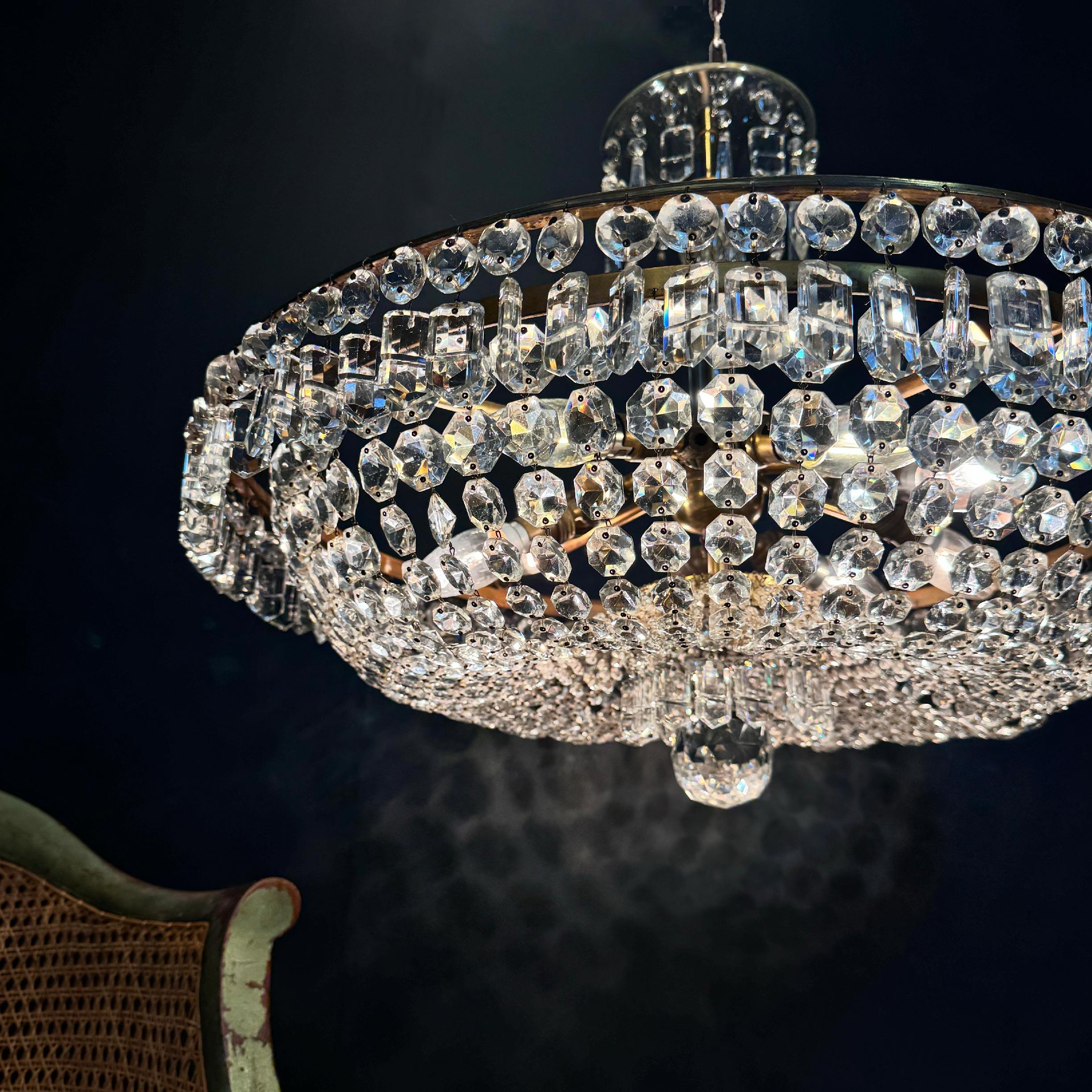 Francese Lampadario a cesto a più livelli in cristallo tagliato di Boemia, CIRCA 1920 in vendita