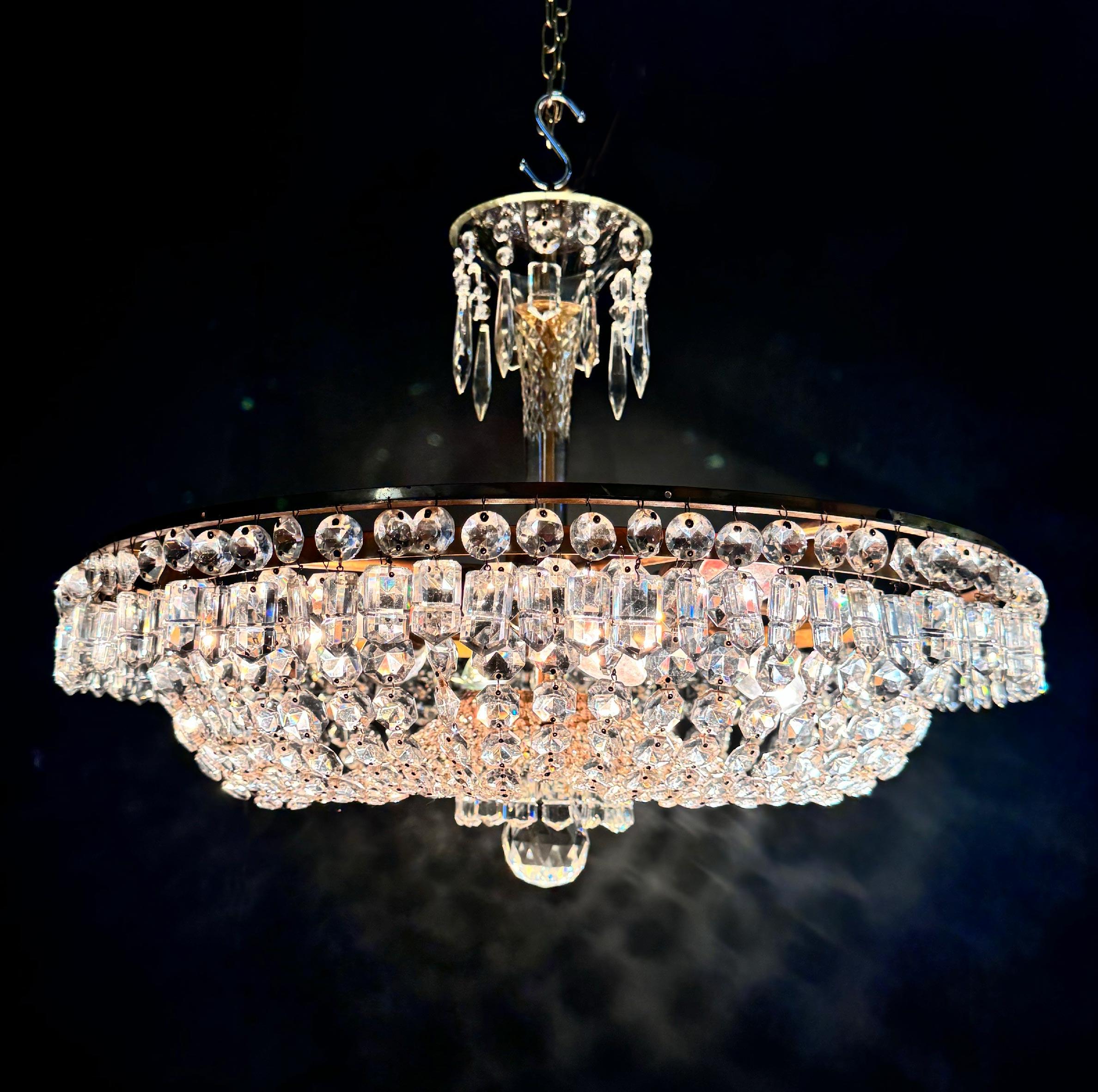 Lampadario a cesto a più livelli in cristallo tagliato di Boemia, CIRCA 1920 In condizioni buone in vendita a Hastings, GB