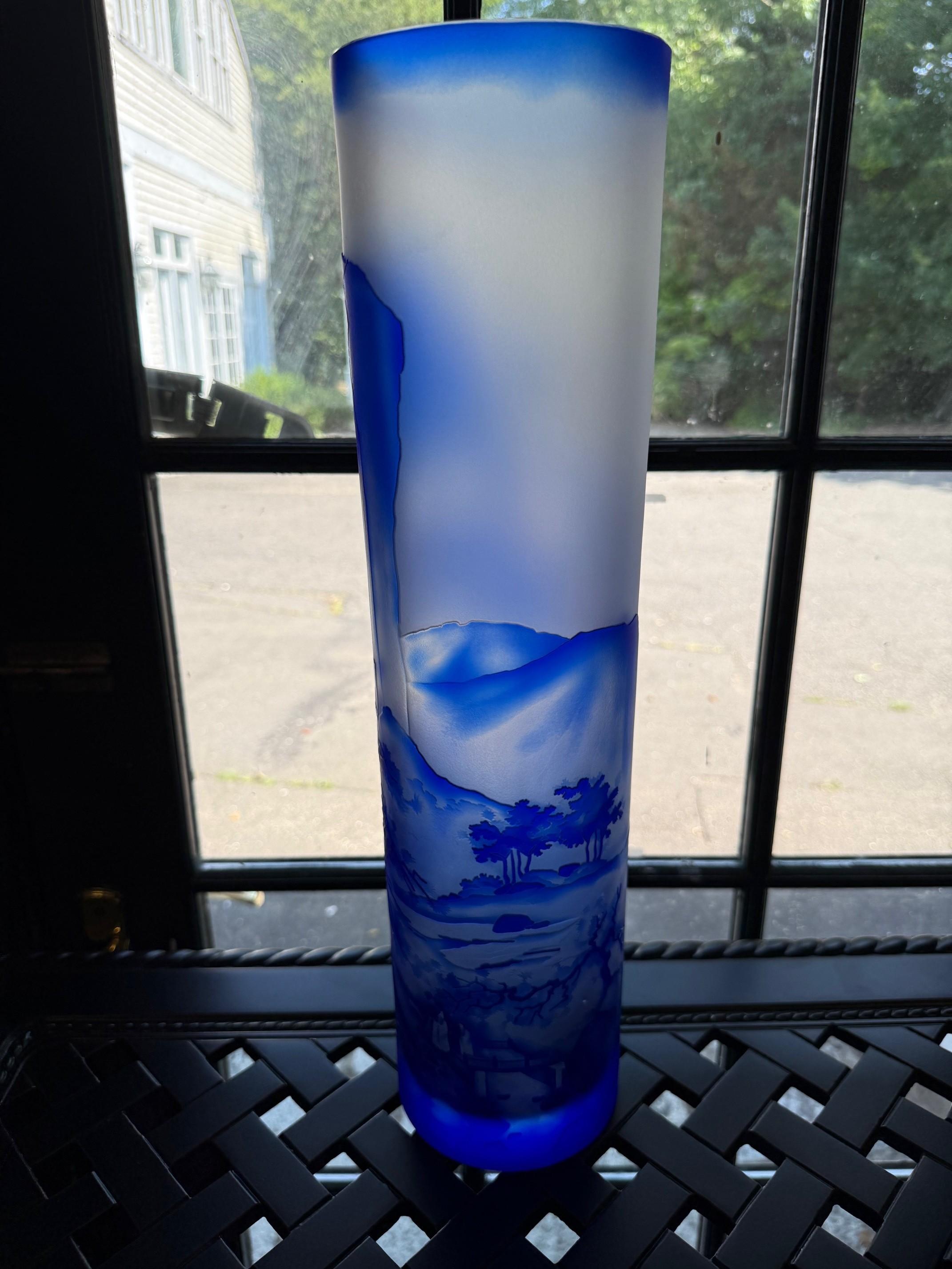 Schöne Vase aus böhmischem tschechischem Kristall mit orientalischem Dorf und Landschaft, signiert Ingrid. Die 