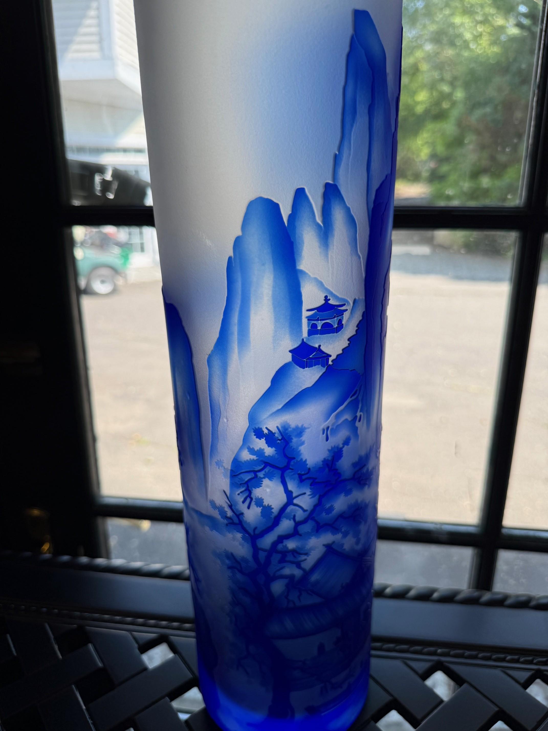 Bohemian Czech Crystal Blue Cameo Vase Orientalische Landschaft Signed Ingrid (Tschechisch) im Angebot
