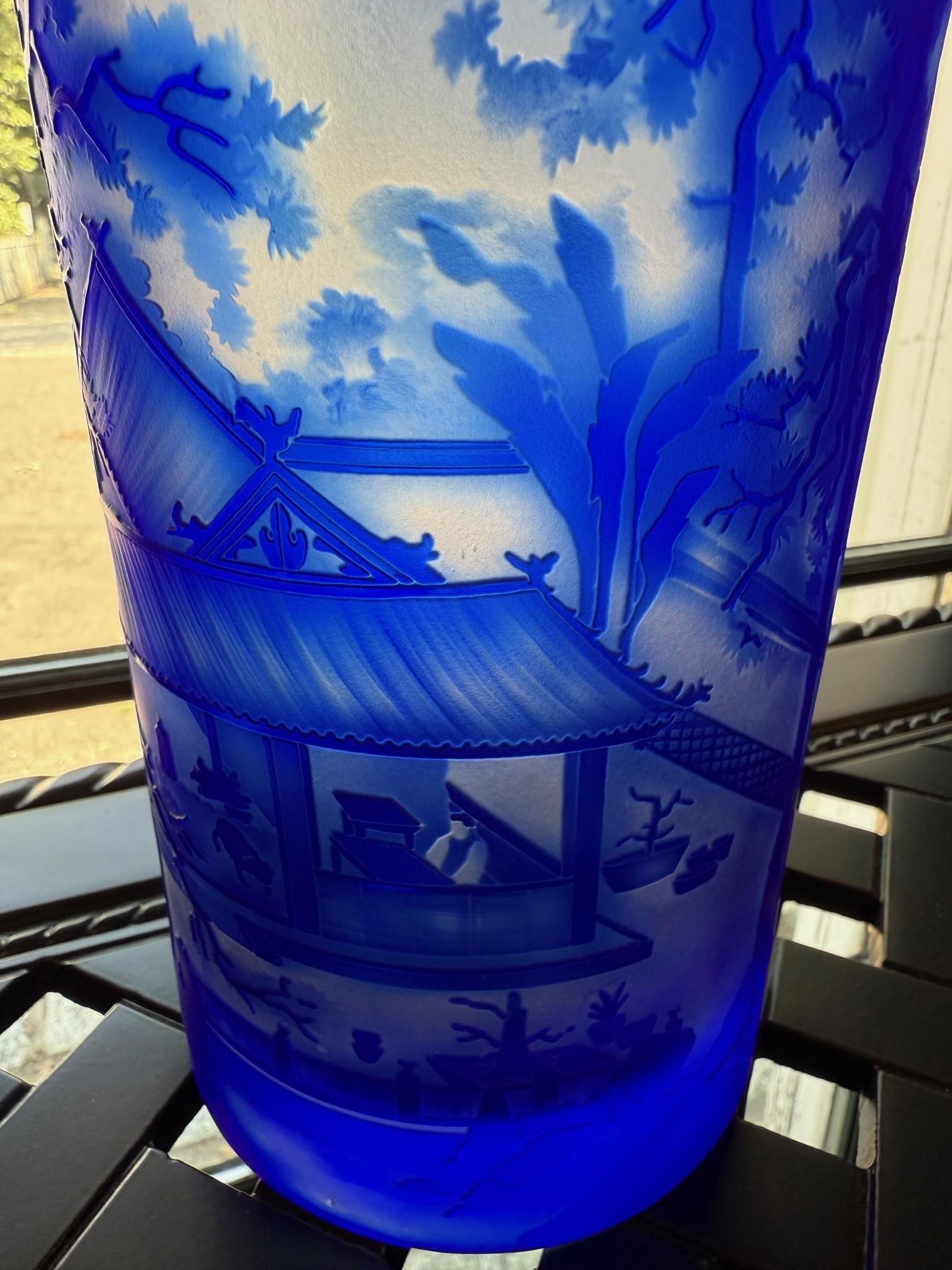 Bohemian Czech Crystal Blue Cameo Vase Orientalische Landschaft Signed Ingrid im Zustand „Gut“ im Angebot in Stamford, CT