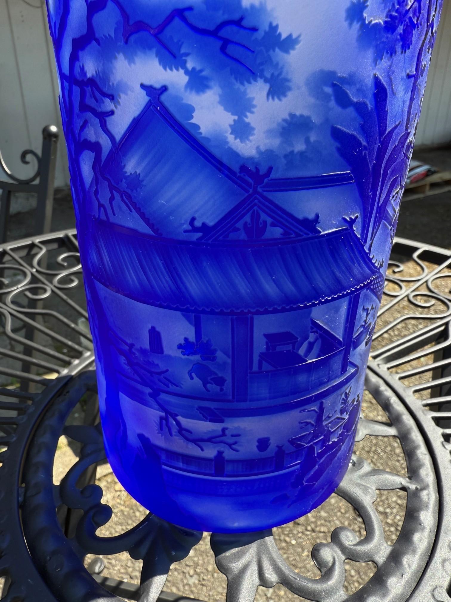 Bohemian Czech Crystal Blue Cameo Vase Orientalische Landschaft Signed Ingrid (Kristall) im Angebot