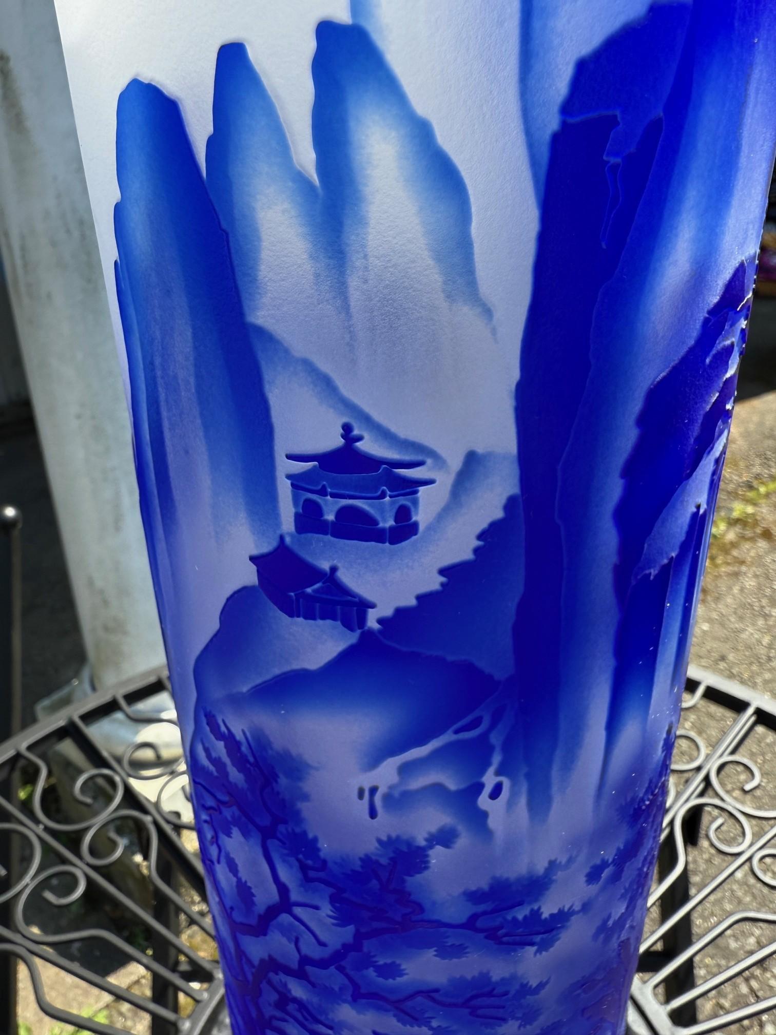 Bohemian Czech Crystal Blue Cameo Vase Orientalische Landschaft Signed Ingrid im Angebot 1