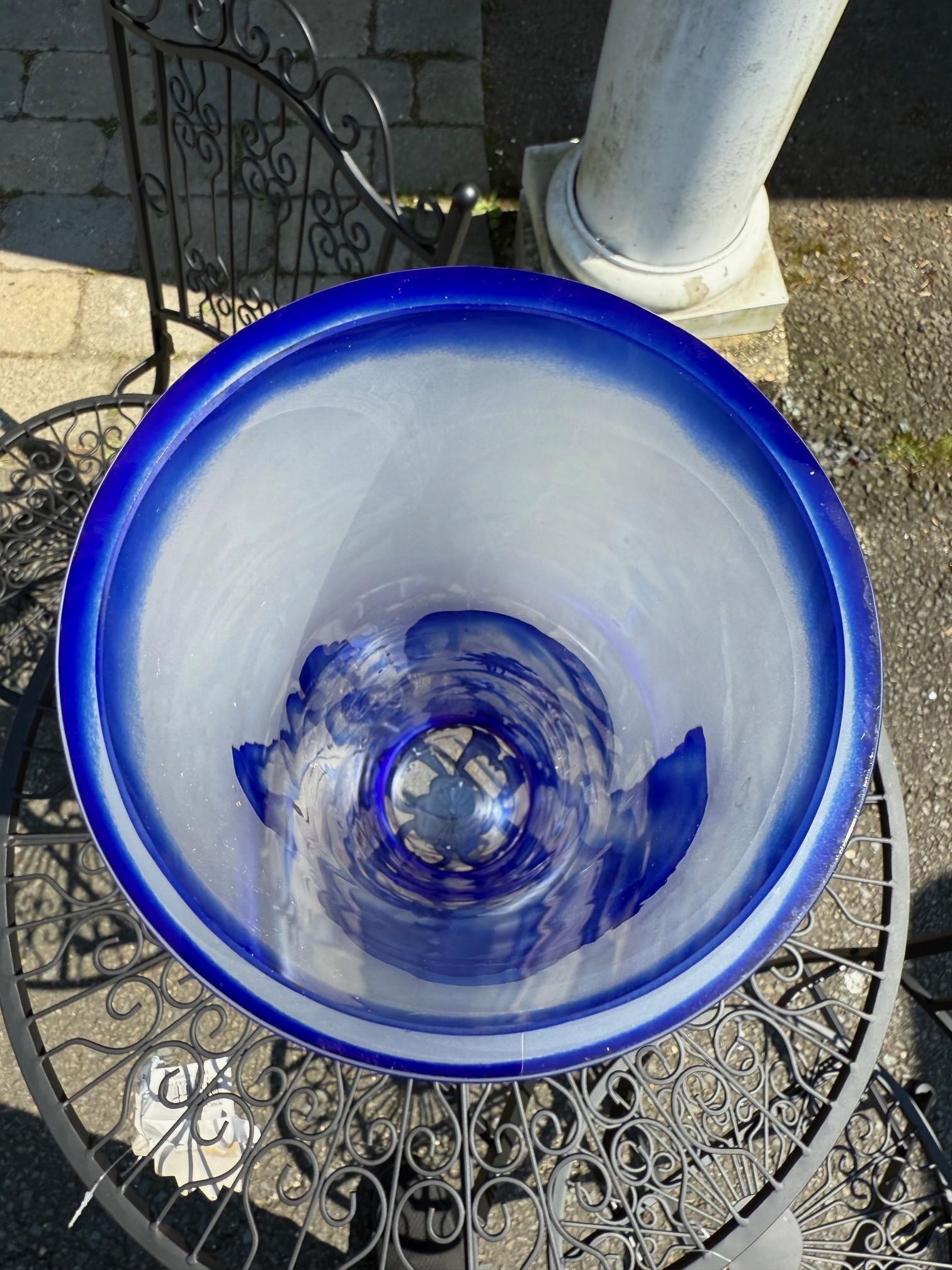 Bohemian Czech Crystal Blue Cameo Vase Orientalische Landschaft Signed Ingrid im Angebot 2
