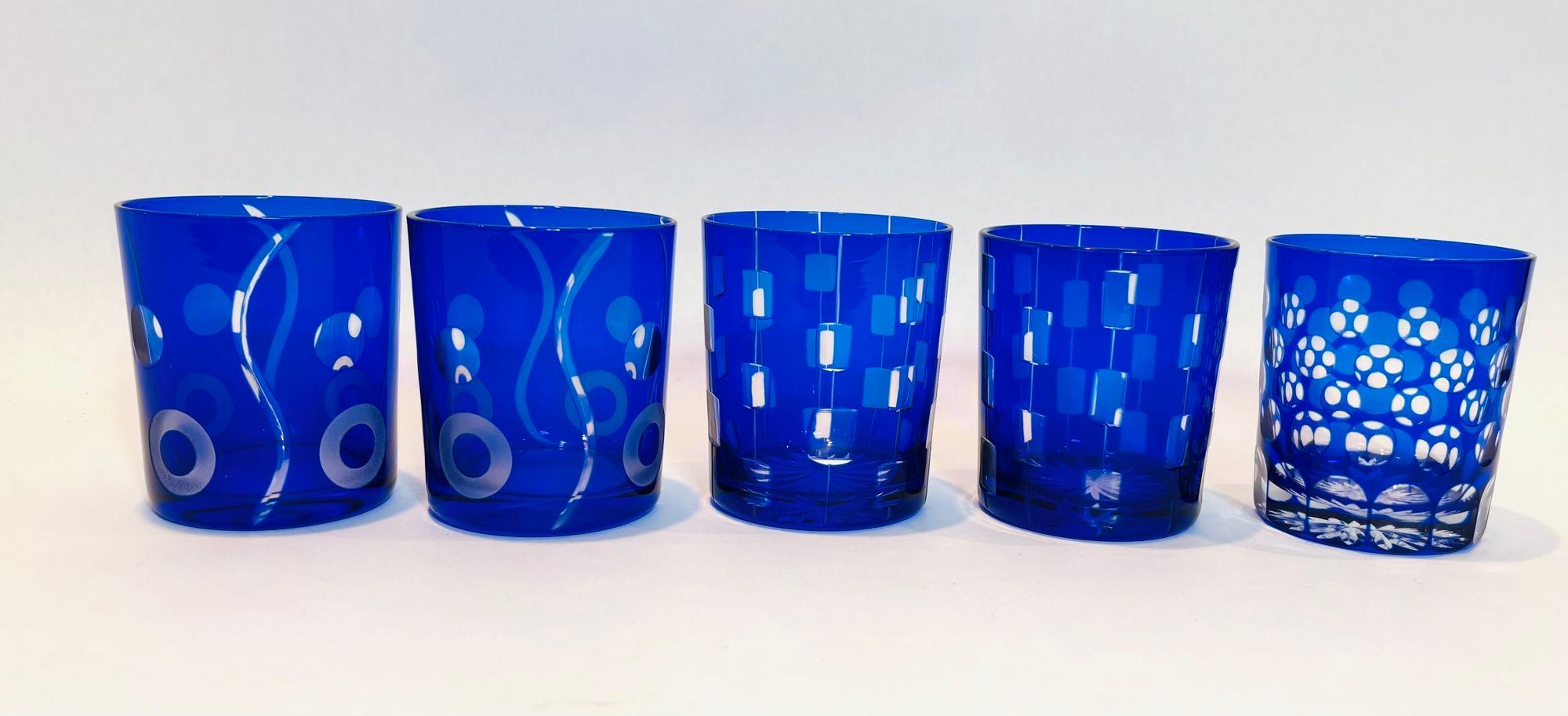 Bicchieri di cristallo ceco blu cobalto soffiati a mano e tagliati a lustro da Ajka Ungheria, circa 1980. Set di 5 bicchieri.
Realizzato a mano da Ajka Ungheria, un classico produttore di cristallo di qualità dal 1878.
Un bellissimo set di 5