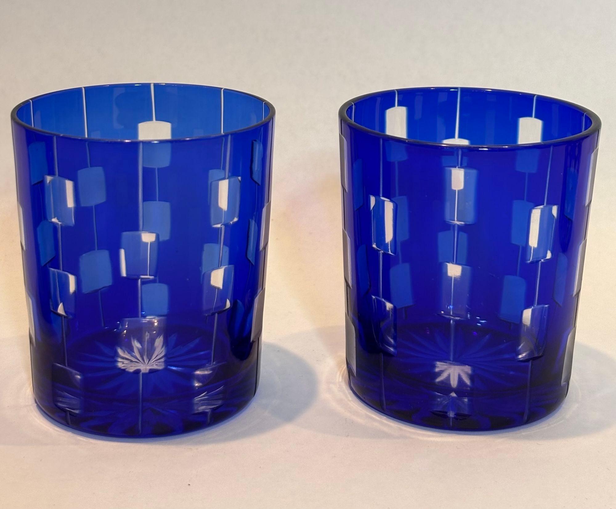 Fatto a mano Bicchieri di cristallo ceco blu cobalto di Ajka Hungary, set di 5 bicchieri in vendita