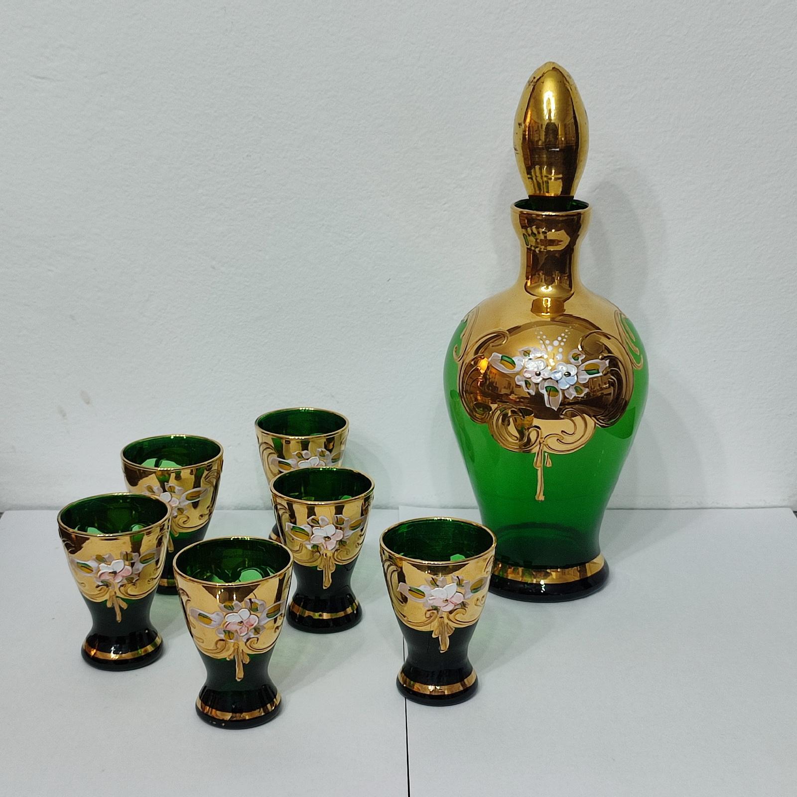 Émaillé Pichet carafe tchèque vert et 6 verres à cordial de Bohème en vente