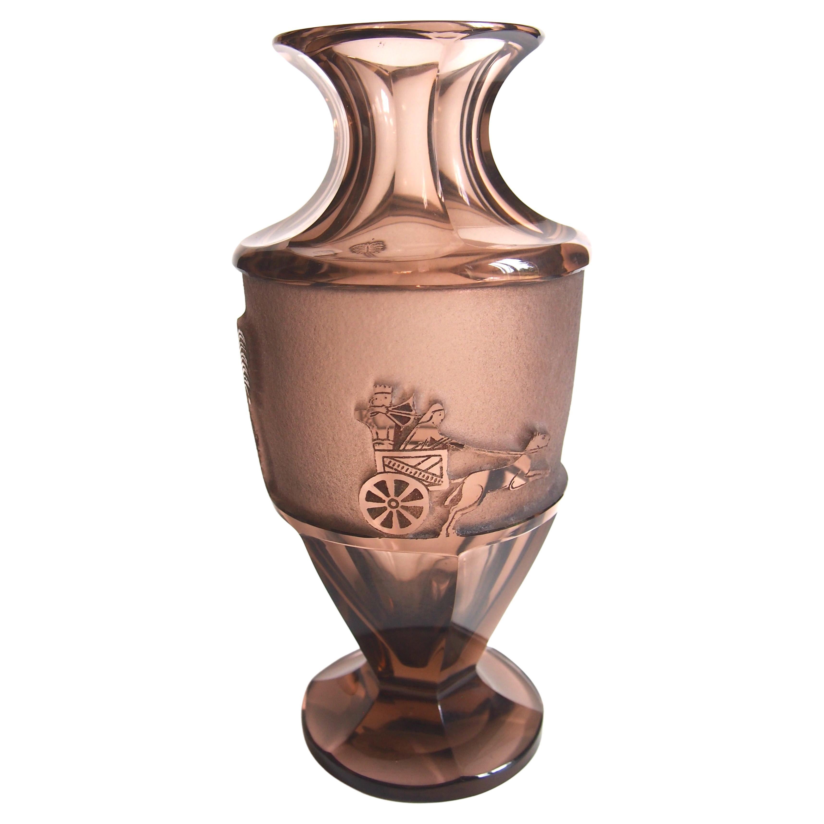 Vaso di vetro egiziano di Boemia a caccia di leoni Moser, 1937, acidato in profondità