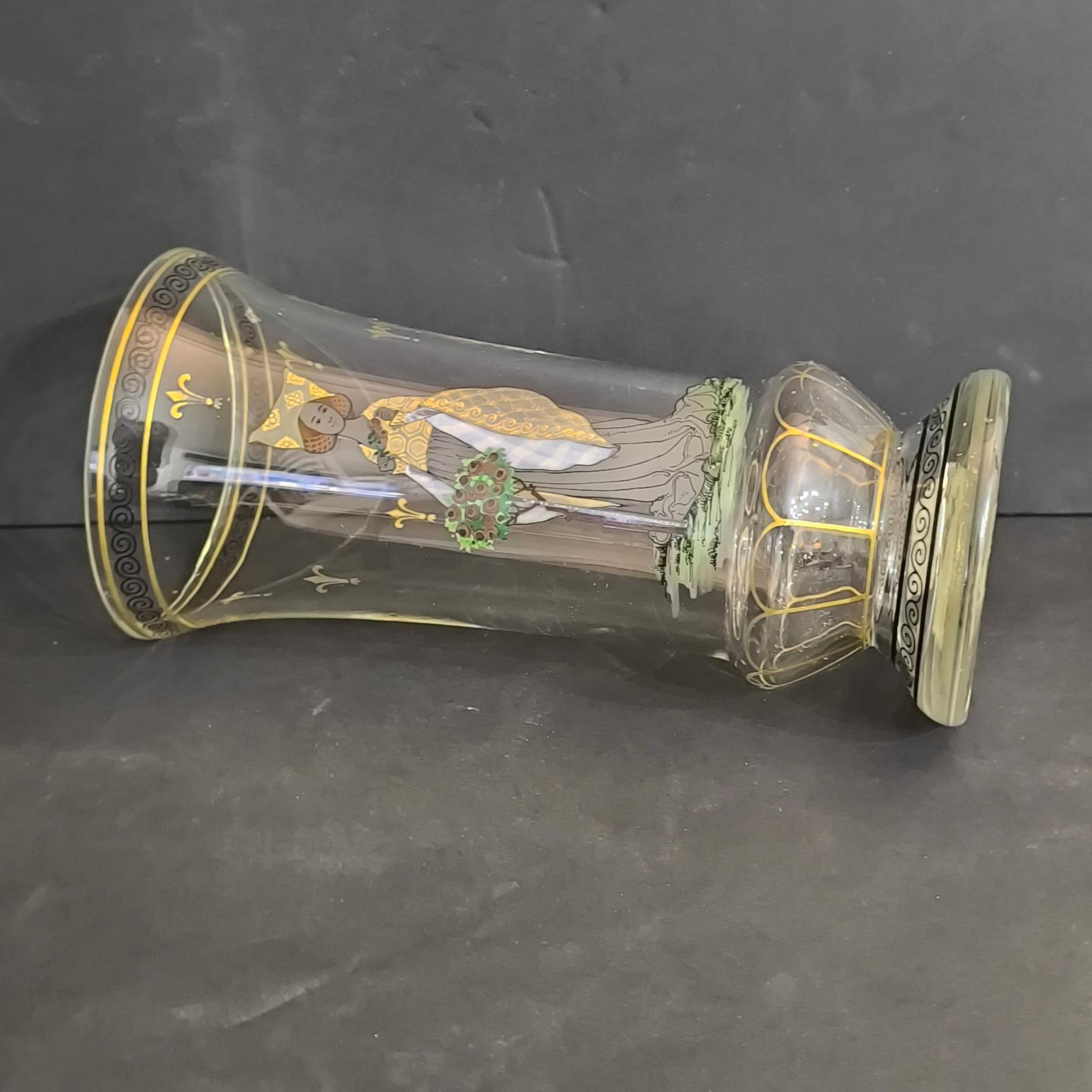 Vaso con piedistallo in vetro smaltato di Boemia con donna e fiore in vendita 3
