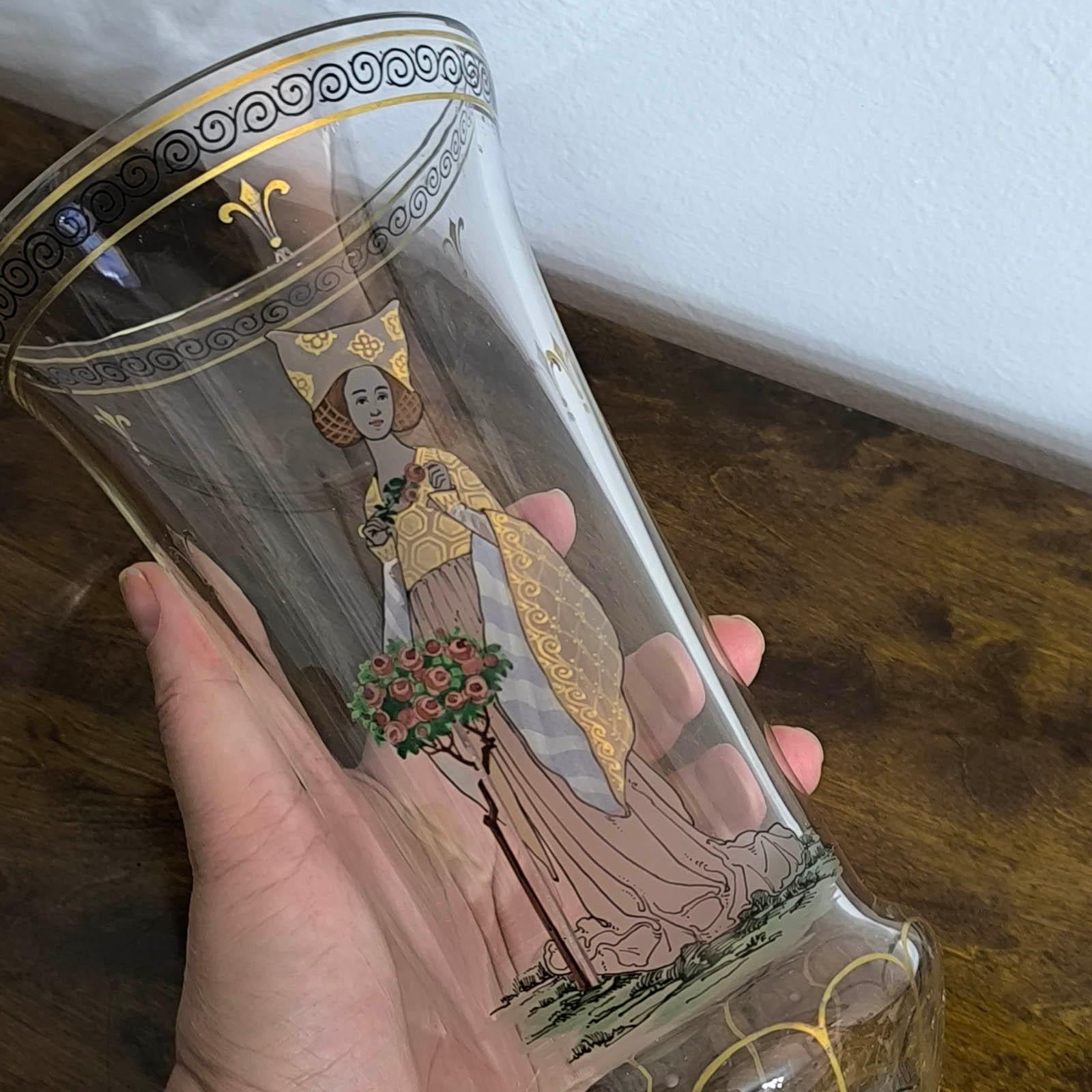 Vaso con piedistallo in vetro smaltato di Boemia con donna e fiore in vendita 4