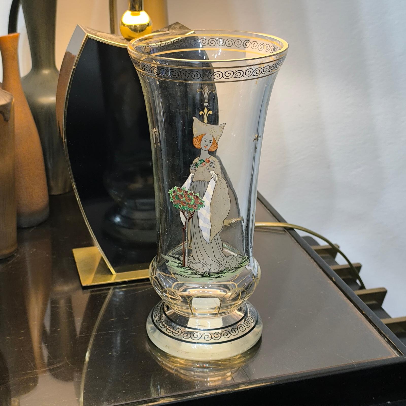 Art Déco Vaso con piedistallo in vetro smaltato di Boemia con donna e fiore in vendita