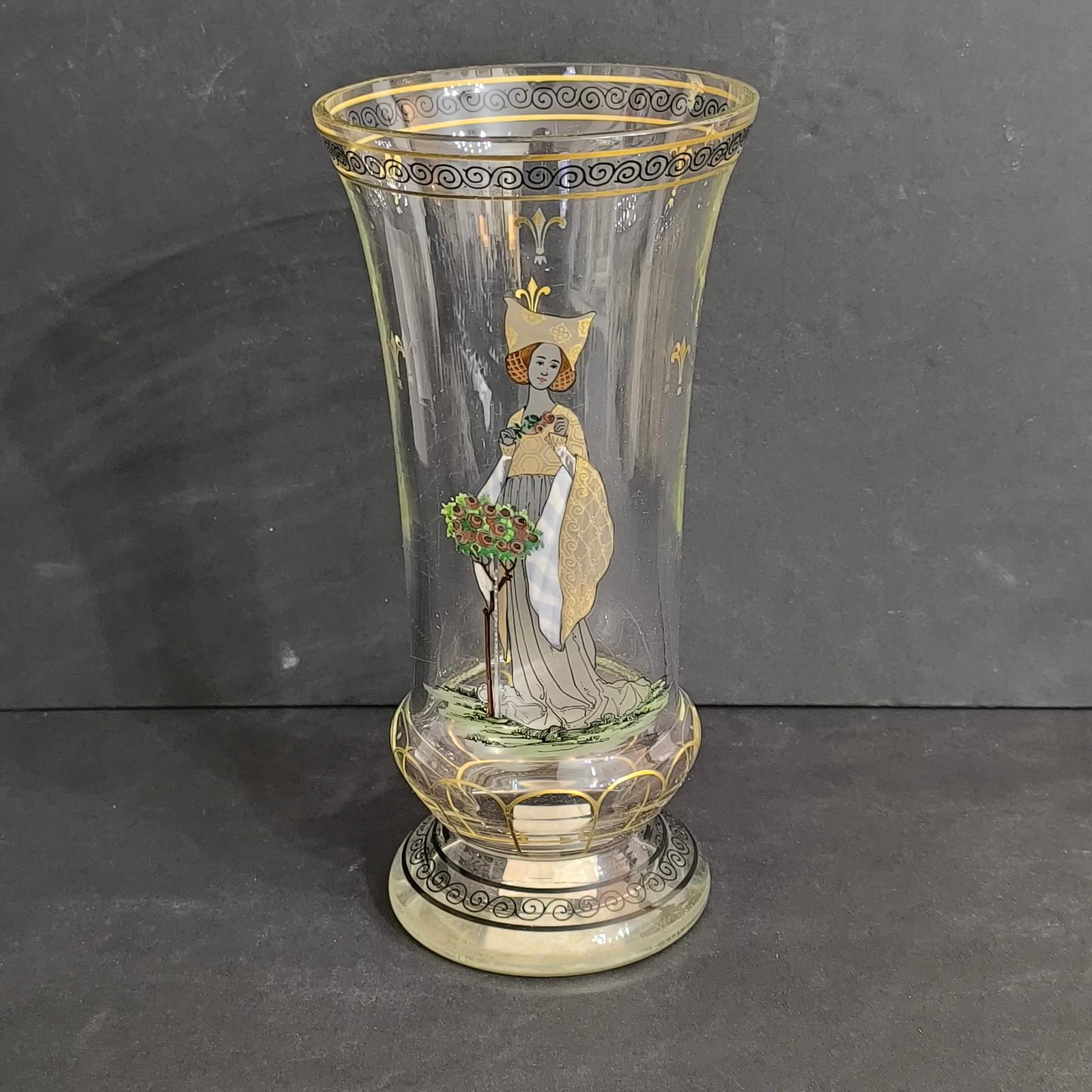 XX secolo Vaso con piedistallo in vetro smaltato di Boemia con donna e fiore in vendita