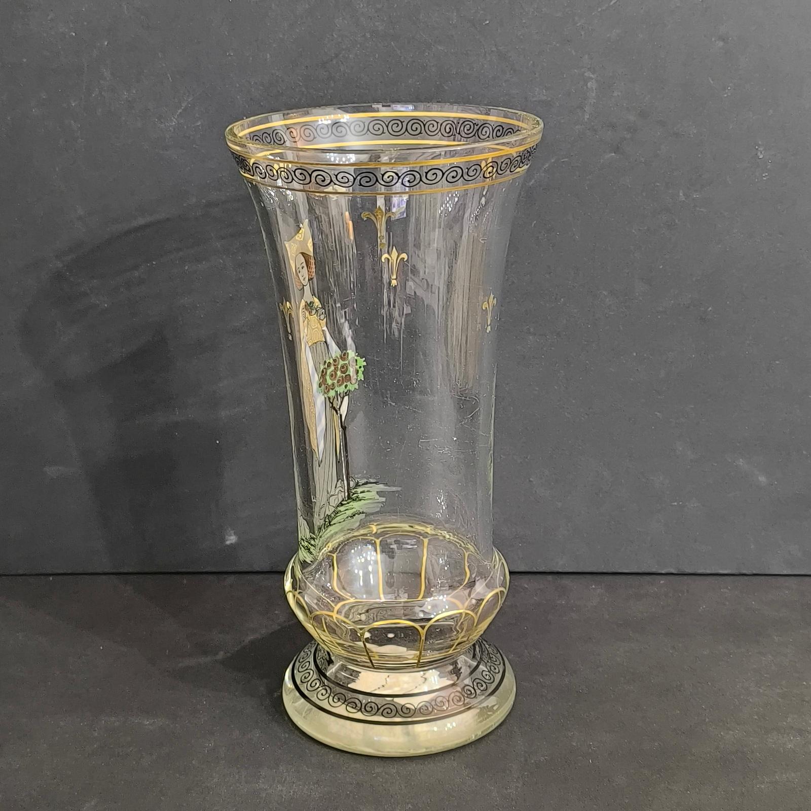 Vetro Vaso con piedistallo in vetro smaltato di Boemia con donna e fiore in vendita
