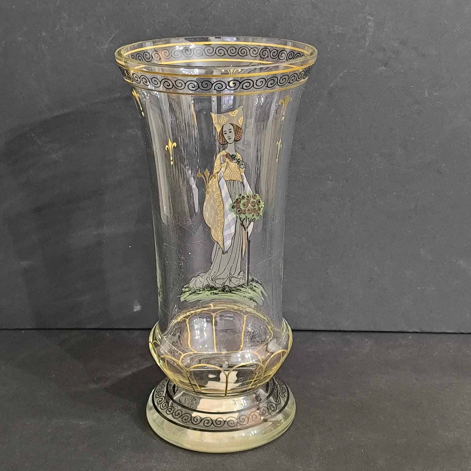 Vaso con piedistallo in vetro smaltato di Boemia con donna e fiore in vendita 1
