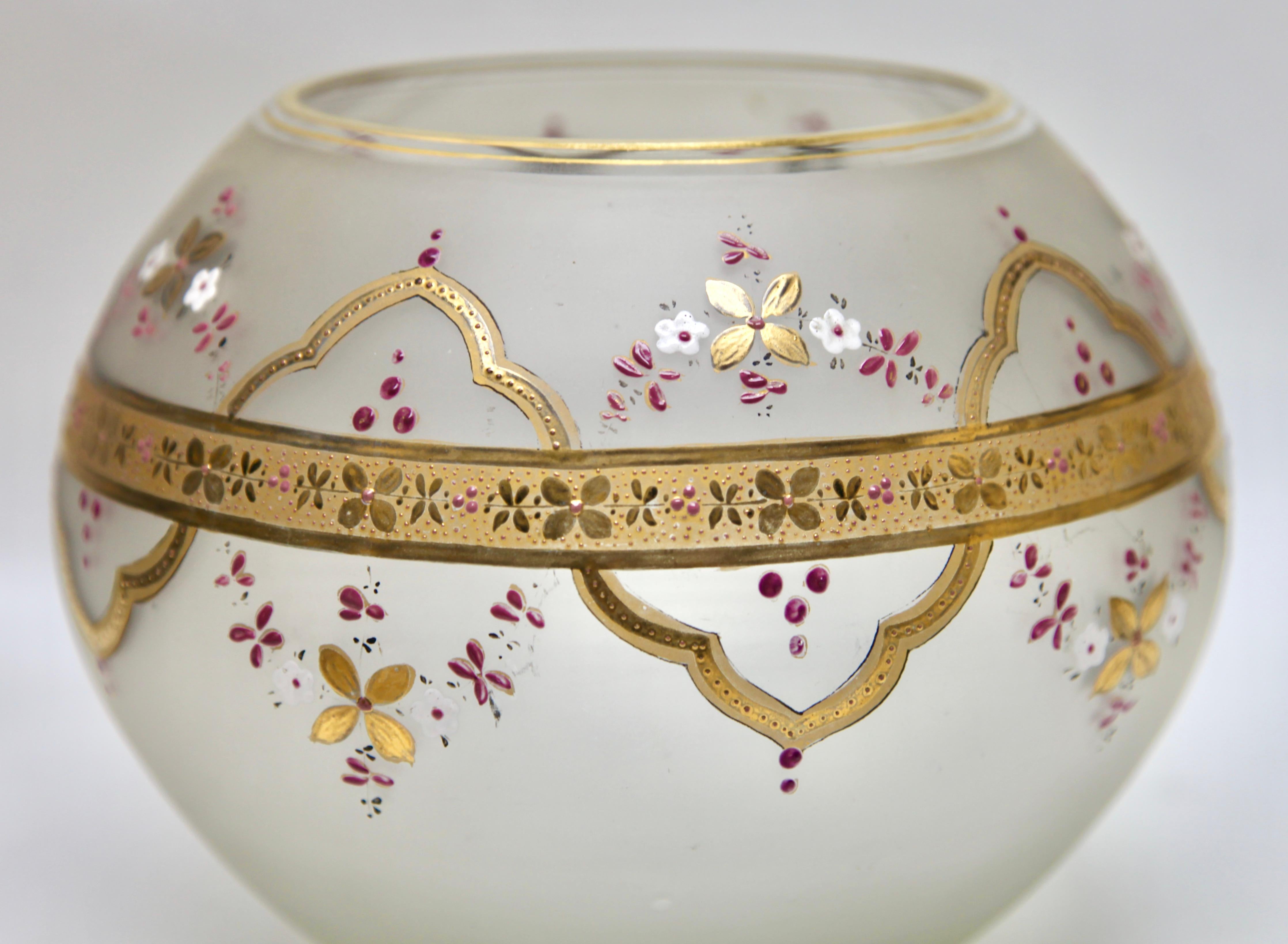 Peint à la main Couvercle et cuillère de punch en verre satiné émaillé et bordé d'or de Bohème en vente