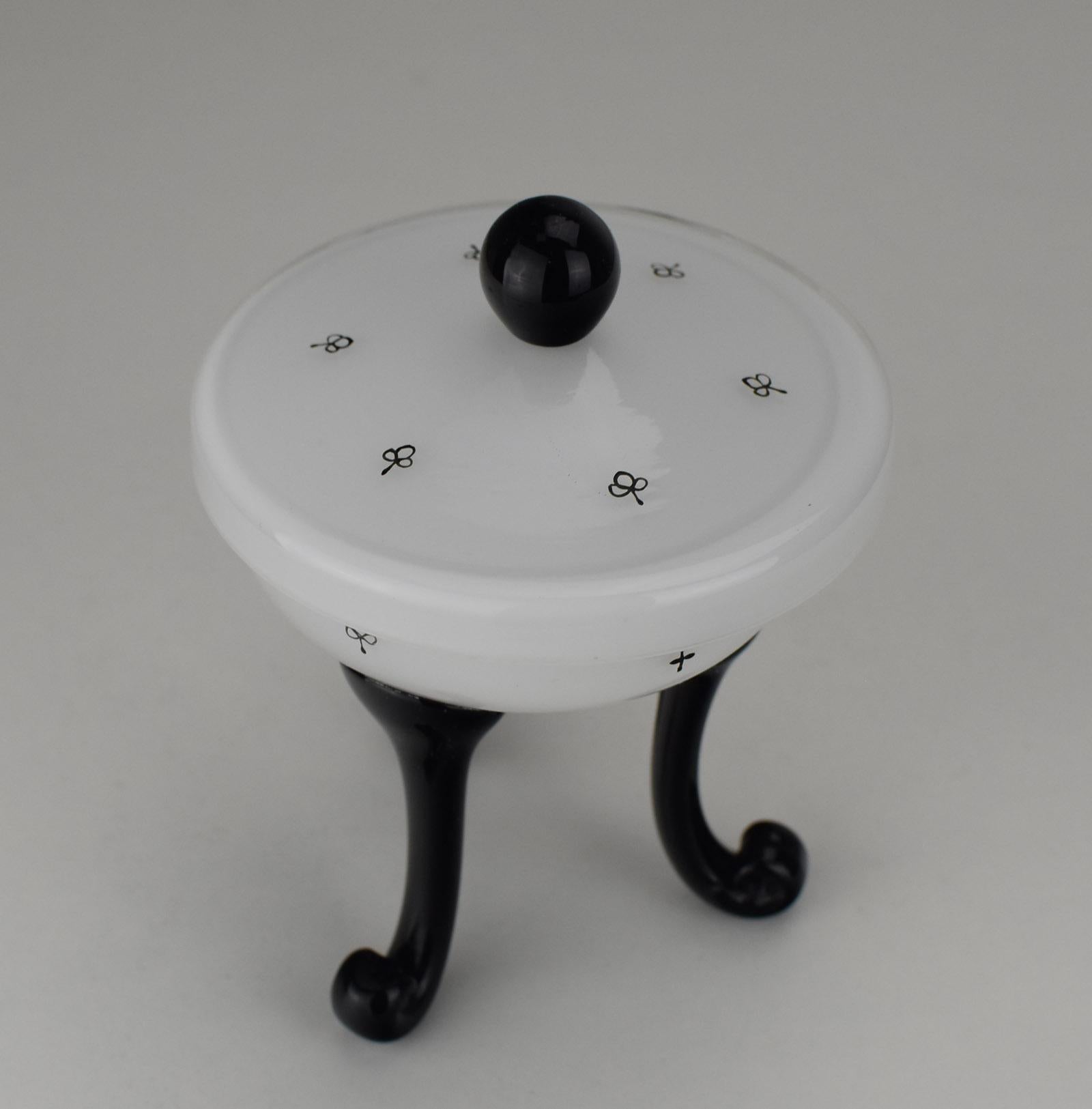 Rare boîte et couvercle de tango blanc de Loetz émaillés de fleurs stylisées noires, de pieds noirs et d'un embout de couvercle conçus par Dagobert Peche, c.C. 1915.