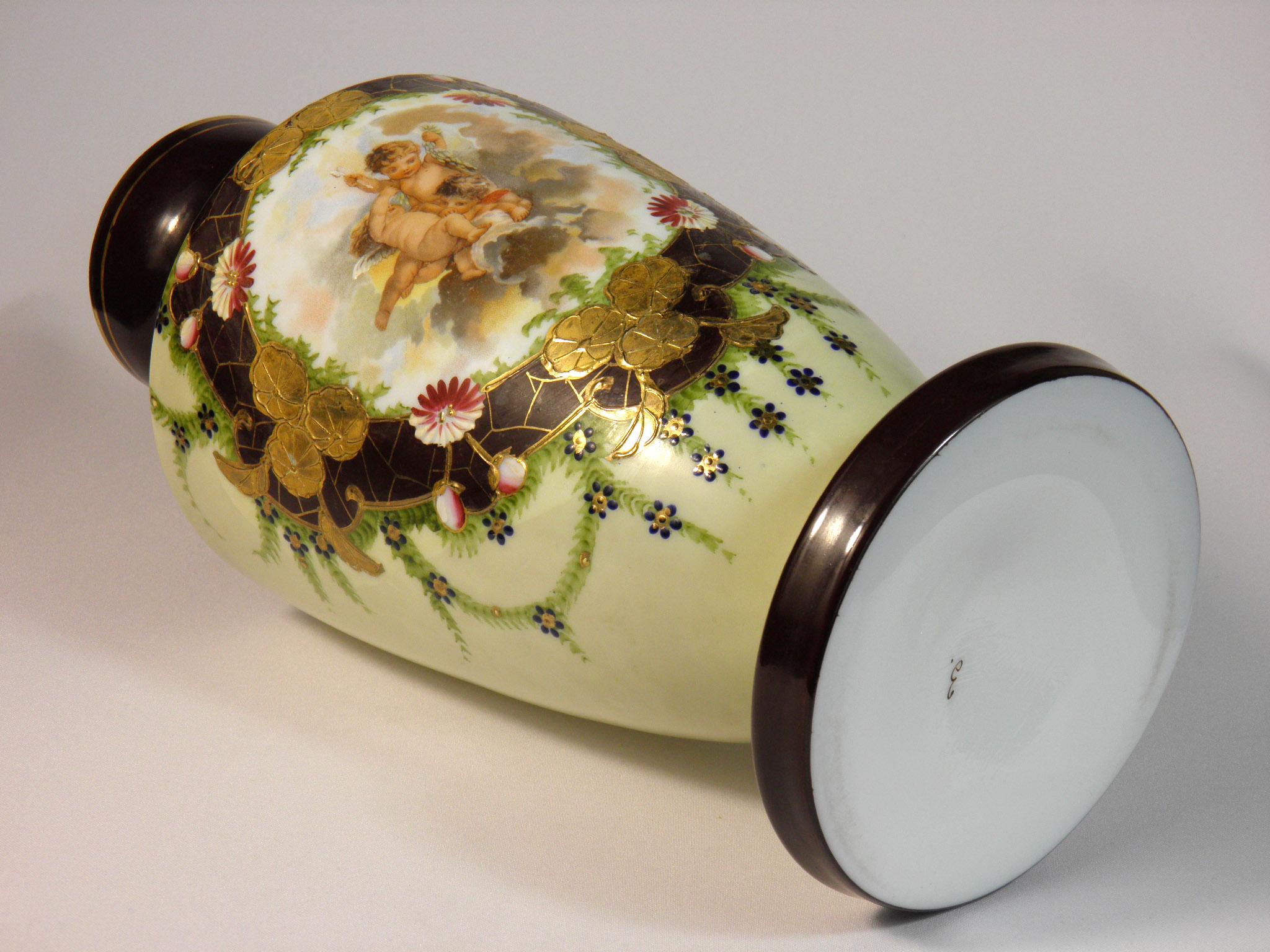 Jarrón de ópalo europeo bohemio Decoración floral Cupido, S. XIX-XX siglo XIX en venta