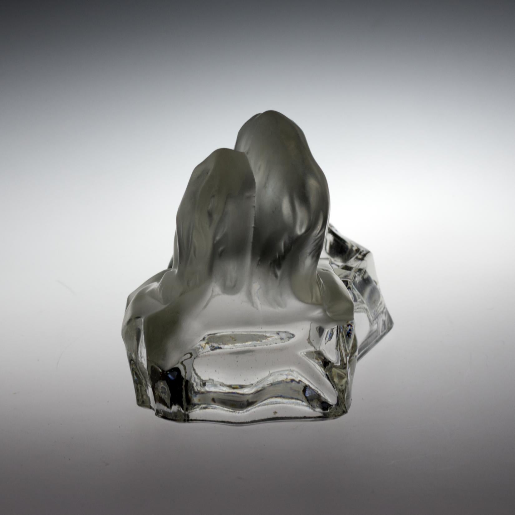 Milieu du XXe siècle Cendrier bohème Libochovice en verre Art déco représentant des ours polaires Feigl et Morawetz, années 1930 en vente