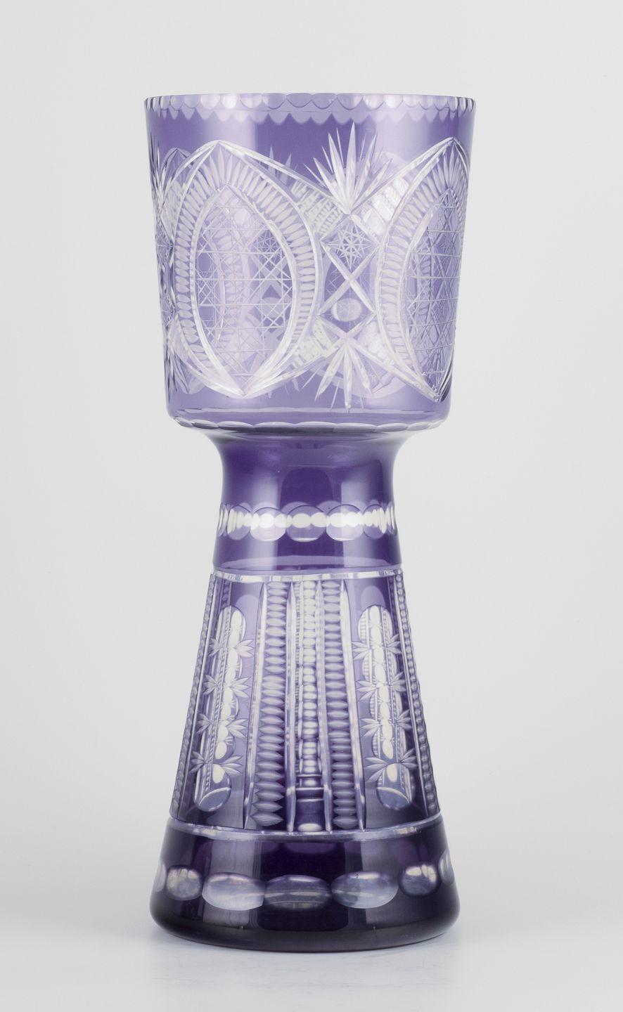 Gebrauchte Waren sind für US-Kunden von den Einfuhrzöllen befreit. 
Daher fallen für Ihren Kauf keine Einfuhrzölle an.

Böhmische Bodenvase aus fliederfarbenem und klarem Kristallglas.
In das Glas geätzte Motive.
1930er/40er Jahre.
Perfekter