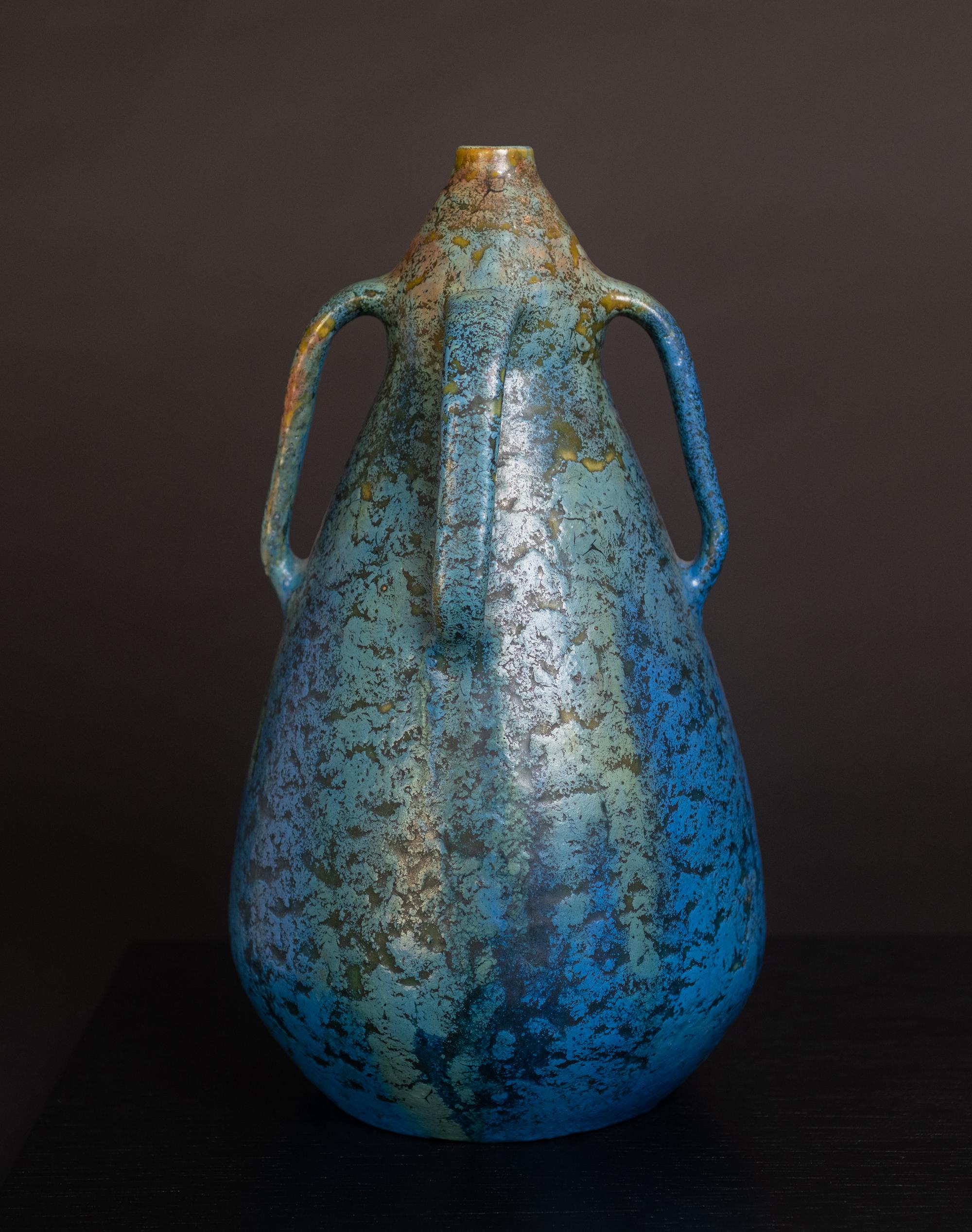 BOHEMIAN FLUX: A VASE, kuk Fachschule für Keramik und Verwandte Kunstgewerbe, Turn-Teplitz, um 1905; die keramische Vase mit dunklem Unterglasurgrund hat eine matte Orangenschalen-Aufglasur in Ocker, Aprikose, Lapis und Seladon; die Form der Vase