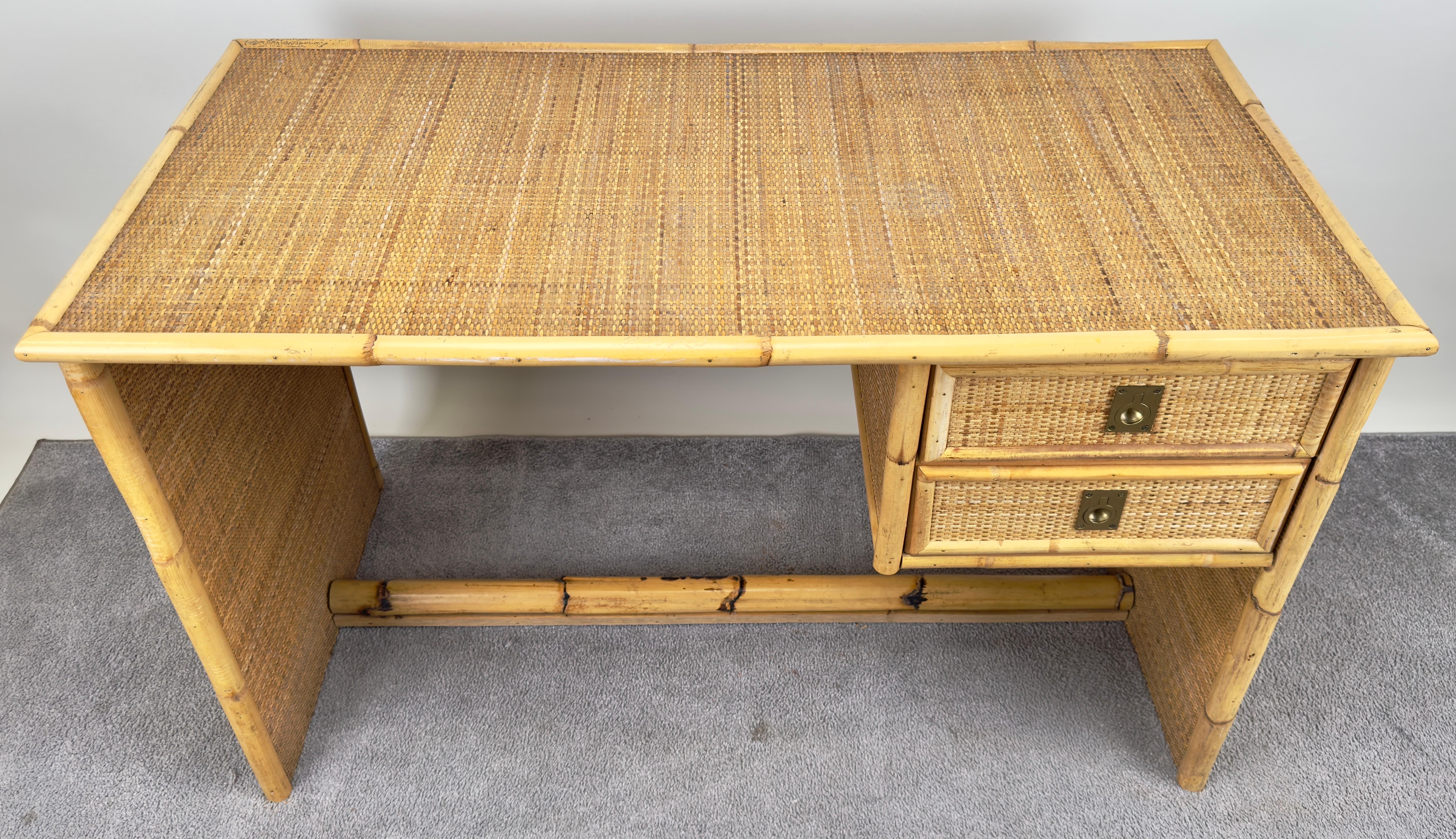 La scrivania Mid-Century Modern, realizzata dall'azienda italiana Dal Vera, combina magistralmente la bellezza organica del rattan e del bambù per creare un pezzo tanto funzionale quanto esteticamente piacevole. La forma della scrivania mostra una