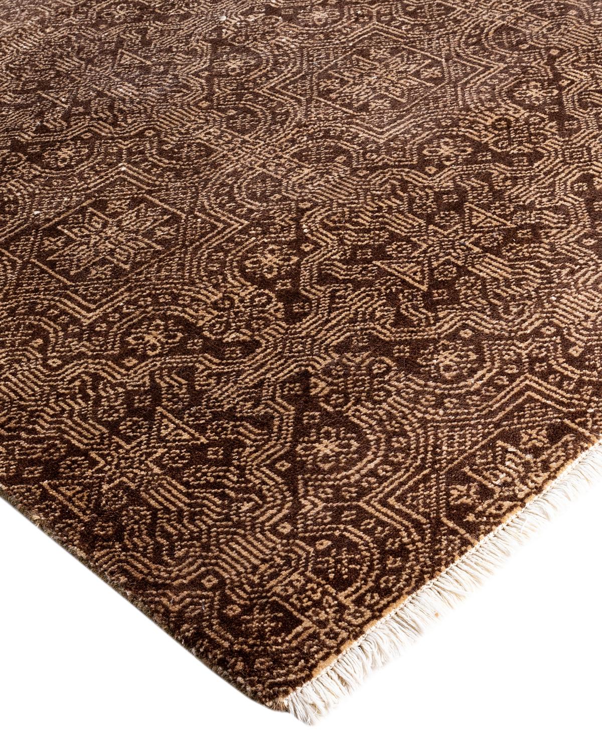 I nomadi dei monti Zagros dell'Iran tessevano i tappeti gabbeh originali in parte per riscaldarsi nelle fredde notti invernali. In omaggio a quei disegni originali, questa collezione vanta un sontuoso vello che coccolerà i tuoi piedi nudi, rendendo
